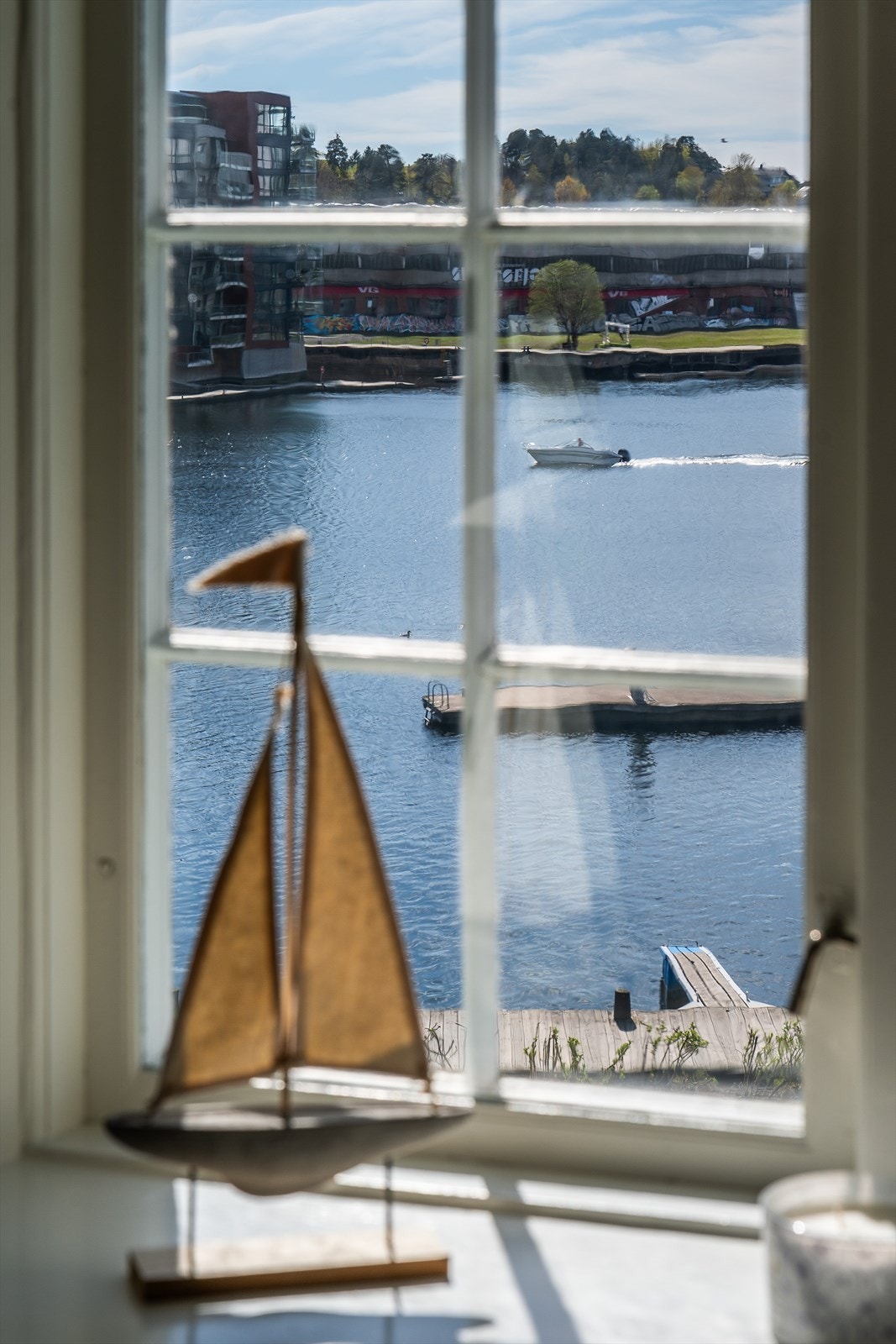 Sjøutsikten kan nytes fra flere av boligens rom. Galleribilde