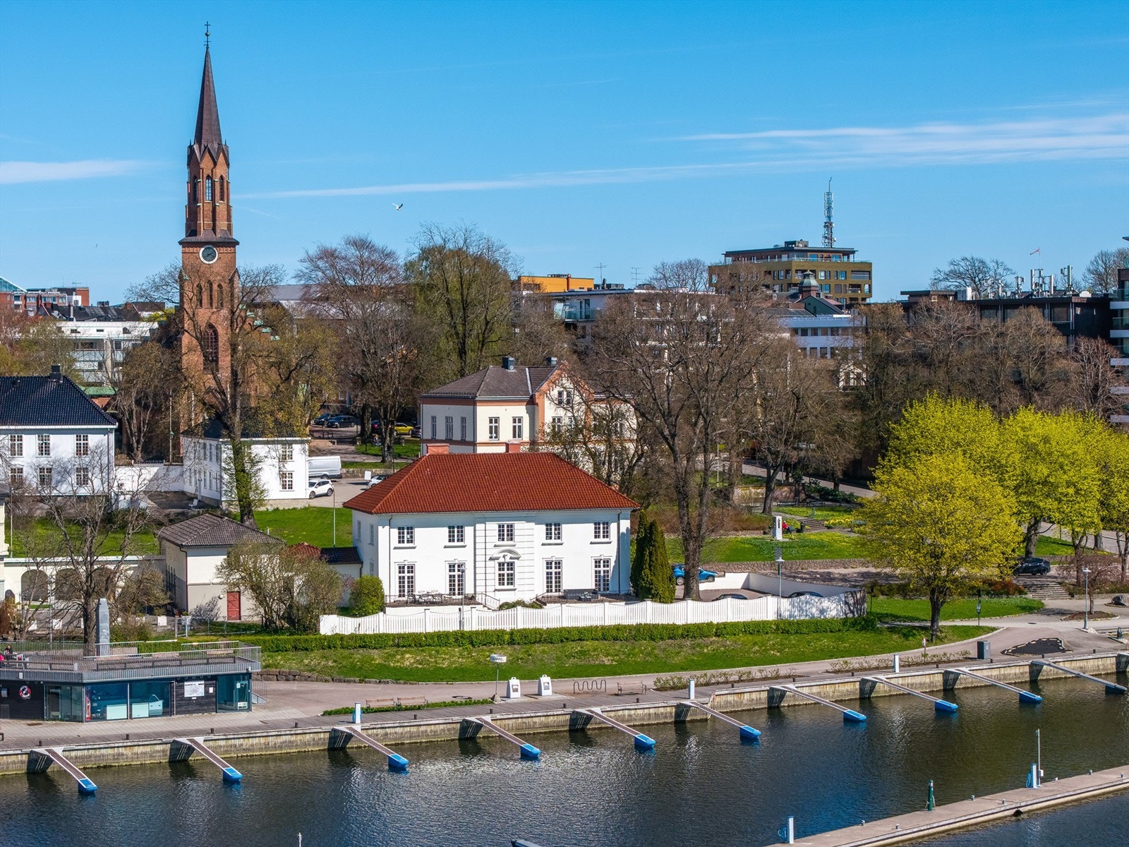 Herskapelig, stor og innholdsrik villa beliggende sentralt ved byfjorden i Tønsberg | 6 sov-3 stuer | Solrik terrasse Galleribilde