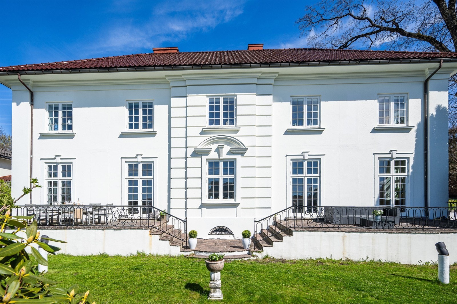 Den klassiske fasaden er velholdt, med trevinduer og delikat utforming. Galleribilde