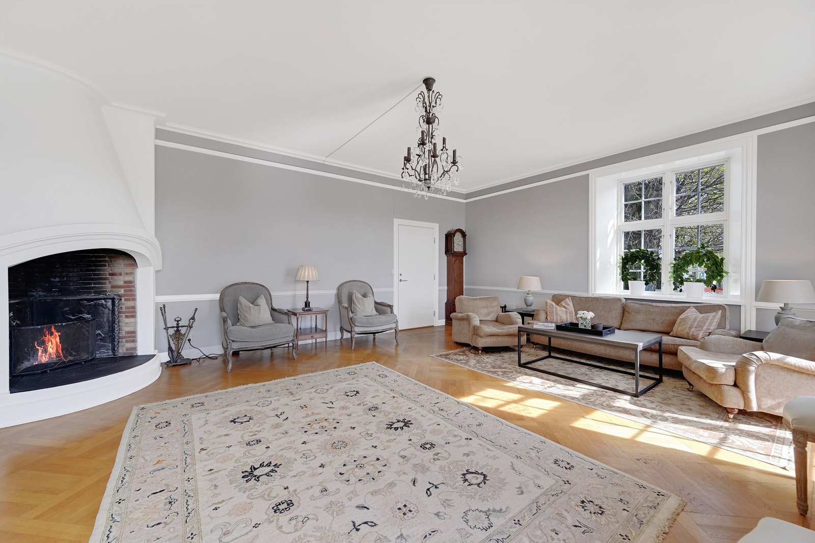 Gulvene i flere av stuene har elegant fiskebensparkett. Galleribilde