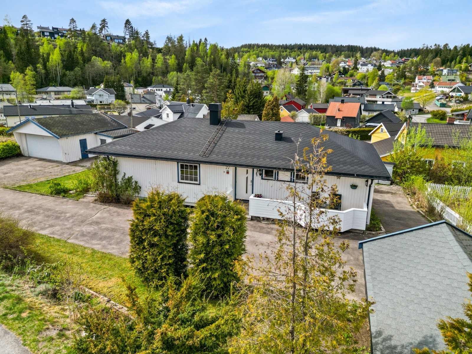 Enebolig fra 1984 med blant annet nytt tak lagt i 2019 (gjelder kun hoveddelen), frittstående bod på 12 m2 og en stor, dobbelgarasje. Galleribilde