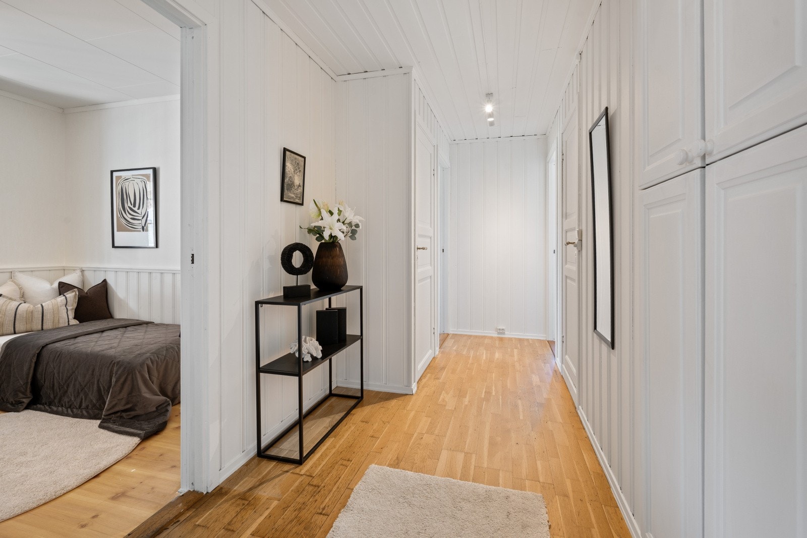 Fra gangen er det adkomst til boligens tre soverom, bad og toalettrom. Galleribilde