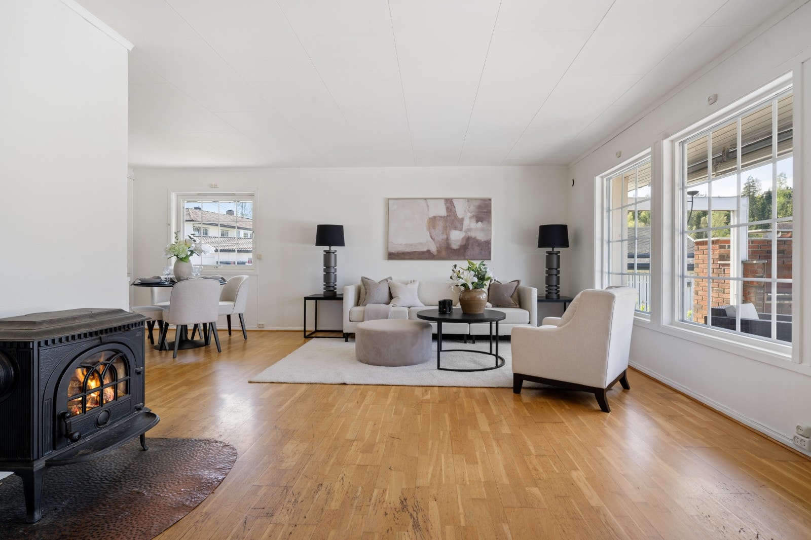 Rommet har plass til både sofagruppe og spisebord. Galleribilde