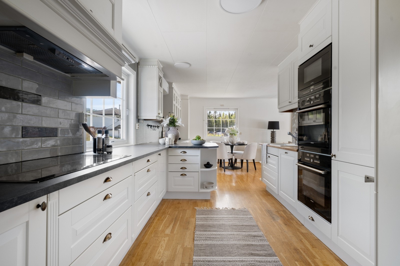 Benkeplate i laminat gir en slitesterk og funksjonell arbeidsflate. Galleribilde