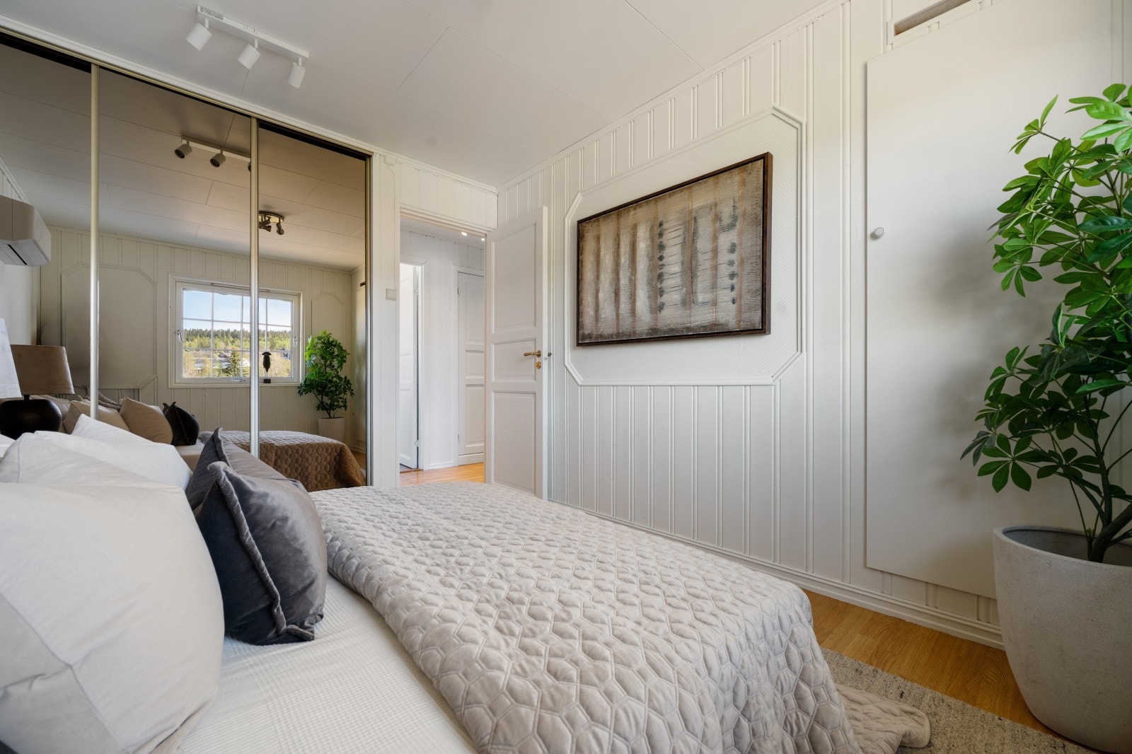 God oppbevaringsplass i en romslig skyvedørsgarderobe med speilfronter. Det ene soverommet har også tilgang til et kott og en luke opp til loftet. Galleribilde