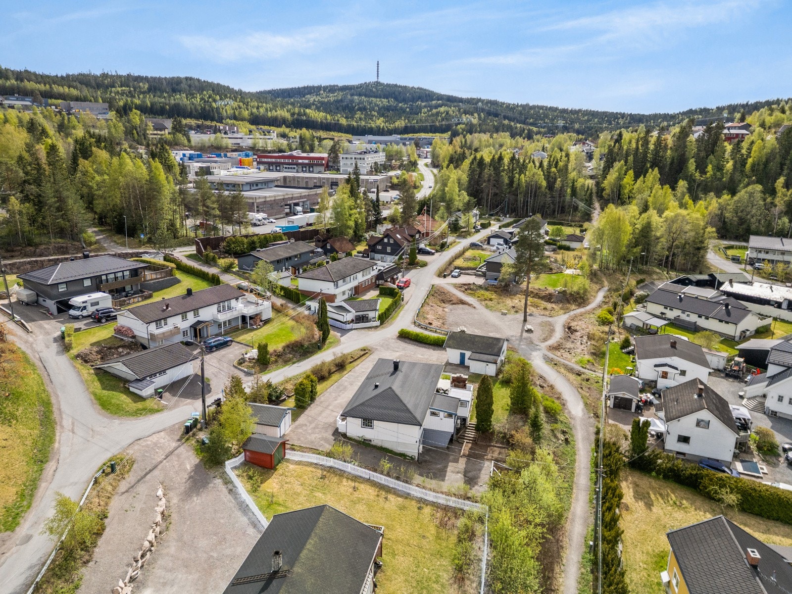 Deler av garasjen og hele den frittstående boden er plassert helt/delvis på annenmanns grunn. (se pkt. vedr. tomt i salgsoppgaven for ytterligere informasjon). Galleribilde