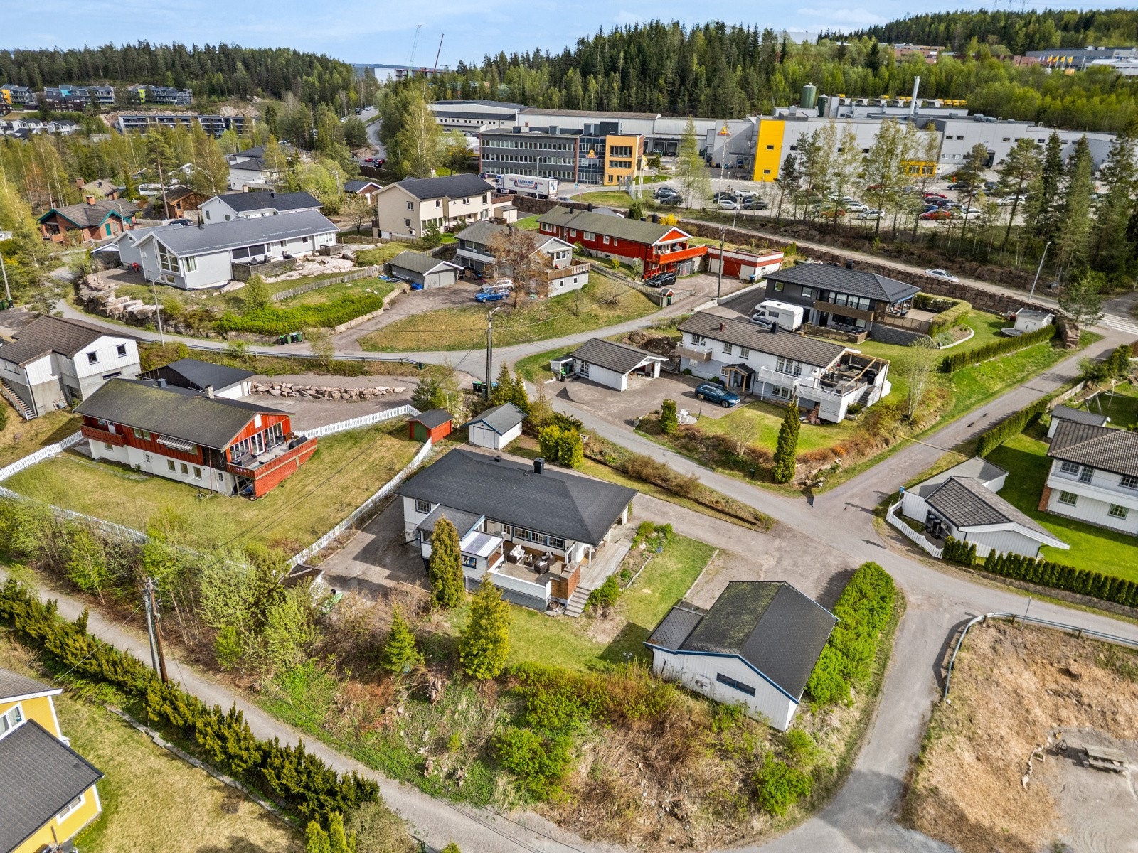 Nærområdet byr på flere skoler og barnehager i gangavstand til boligen. Galleribilde
