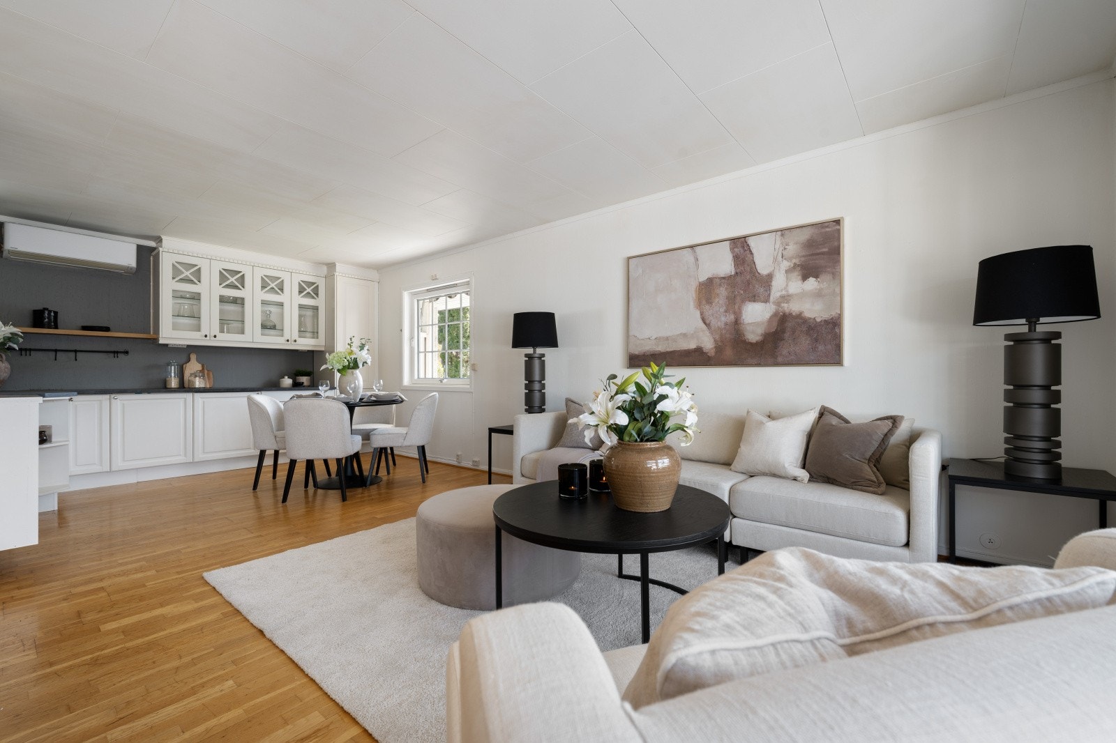 I tillegg til oppvarming med ved har boligen tre luft-til-luft-varmepumper. Galleribilde