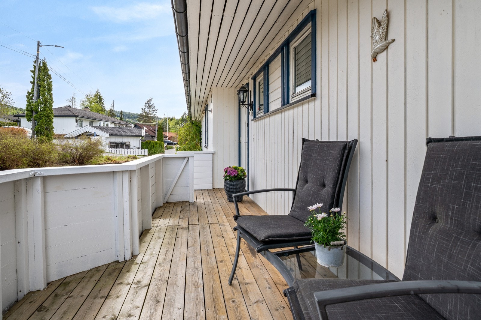 Inngangsparti med plass til en liten sittegruppe. Galleribilde