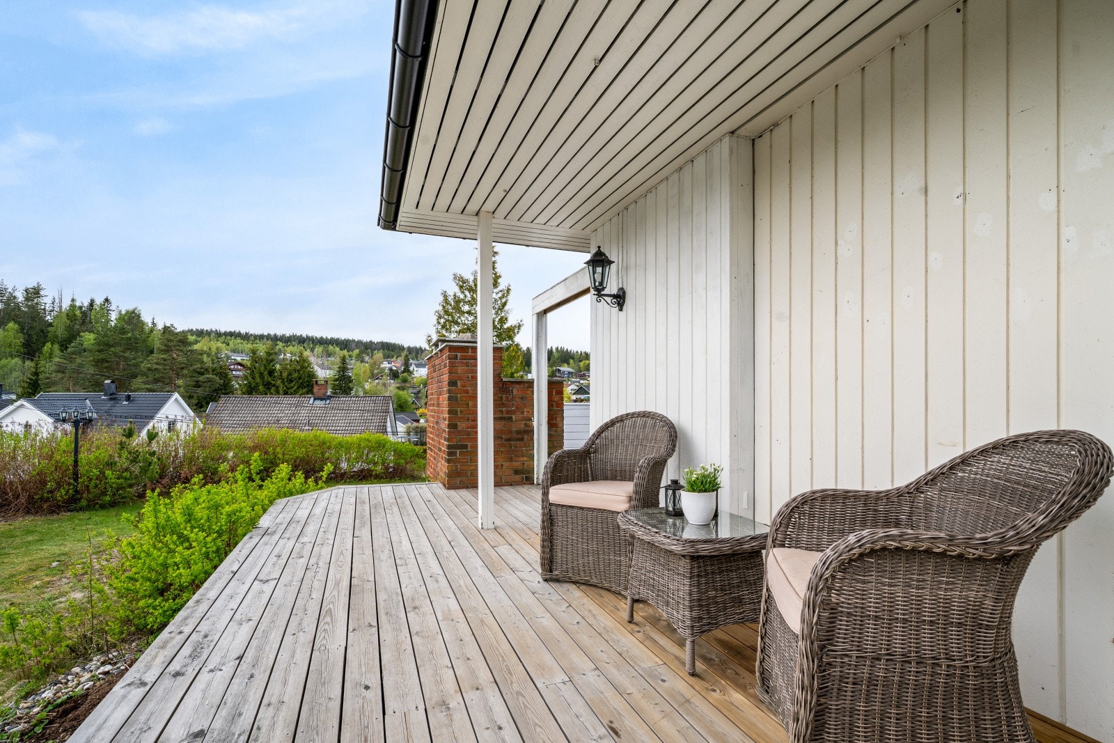 Markterrasse på ene kortveggen av boligen. Galleribilde
