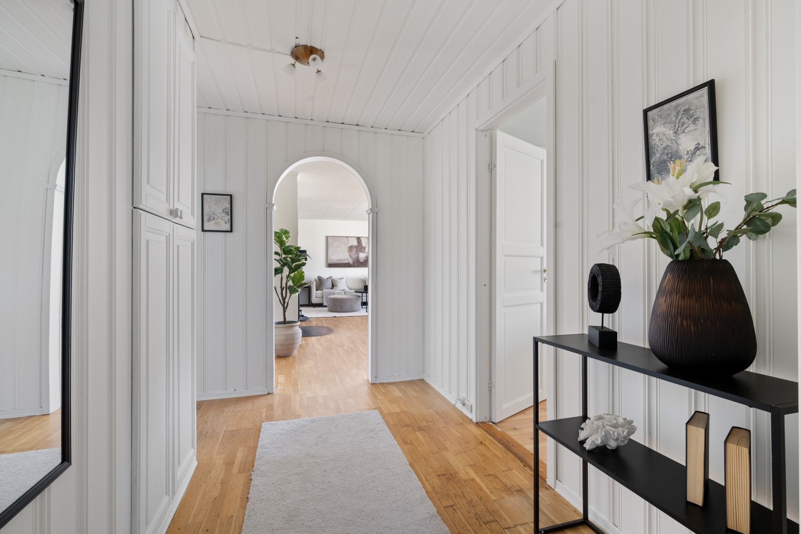 Fra vindfang ledes du videre innover i boligens første etasje. Galleribilde