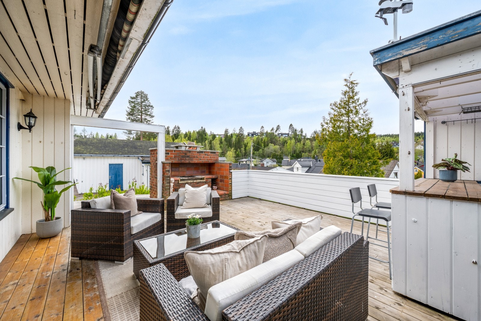 Innglasset terrasse på 11 m² og øvrig terrasseareal på totalt 62 m². Galleribilde