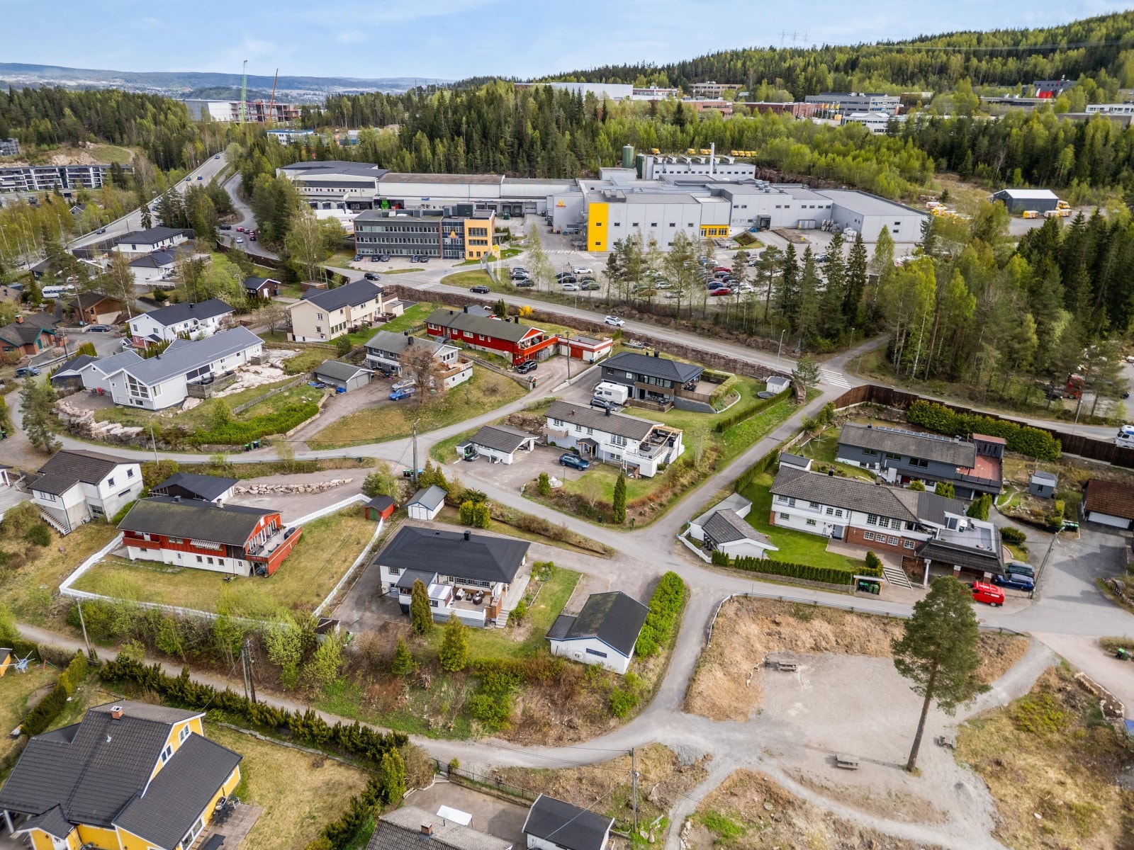 Eiendommen ligger sentralt til på Hagan. Her er det gangavstand til alt du trenger og nærhet til Lillomarka. Galleribilde