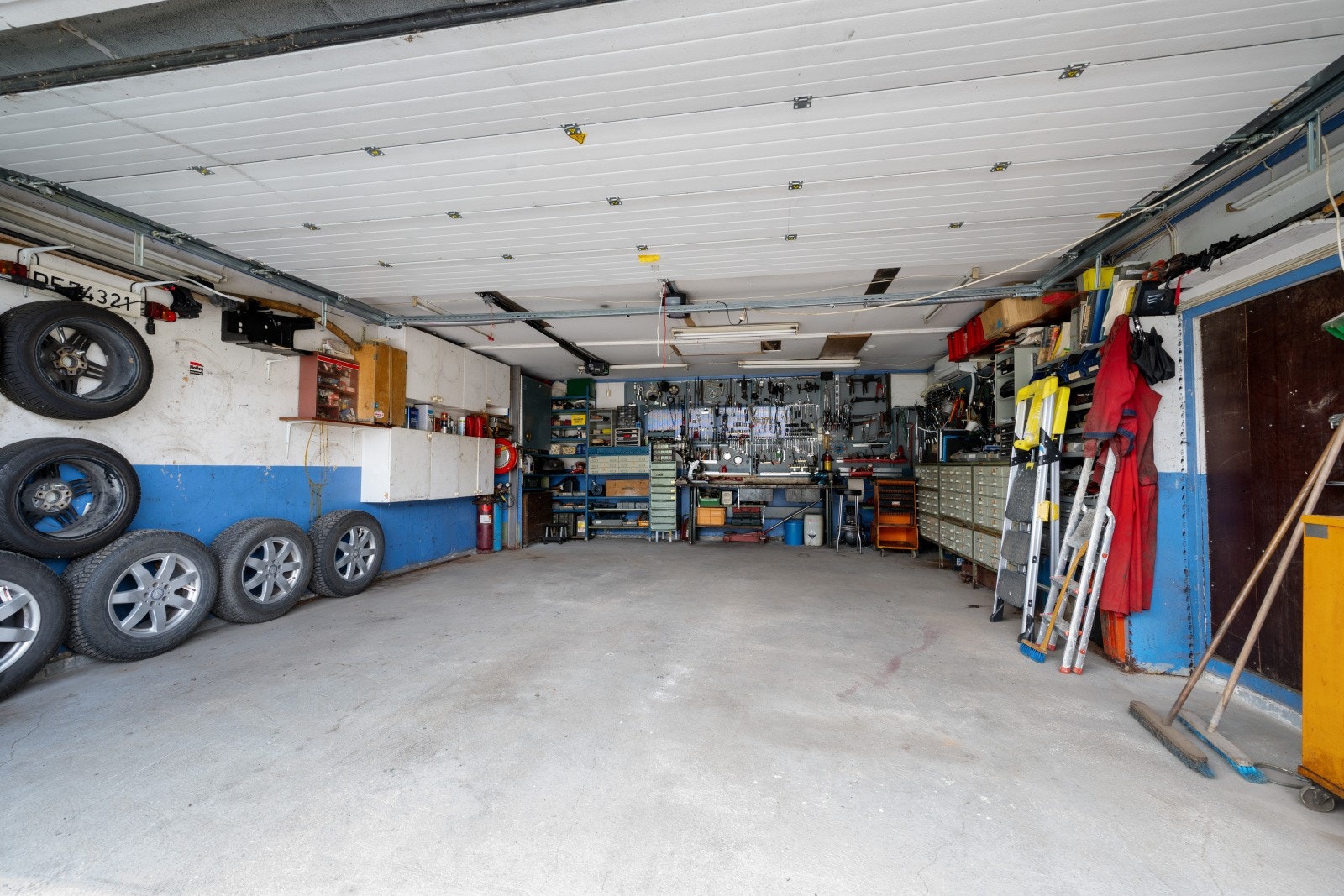 Stor, frittstående dobbelgarasje på 42 m² fra 1984. Galleribilde
