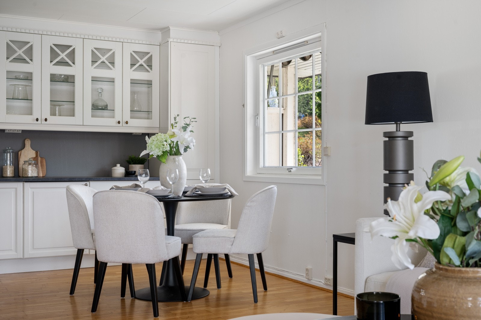 Kjøkkeninnredningen har en klassisk innredning med profilerte fronter, hvorav enkelte overskap er med glass. Galleribilde