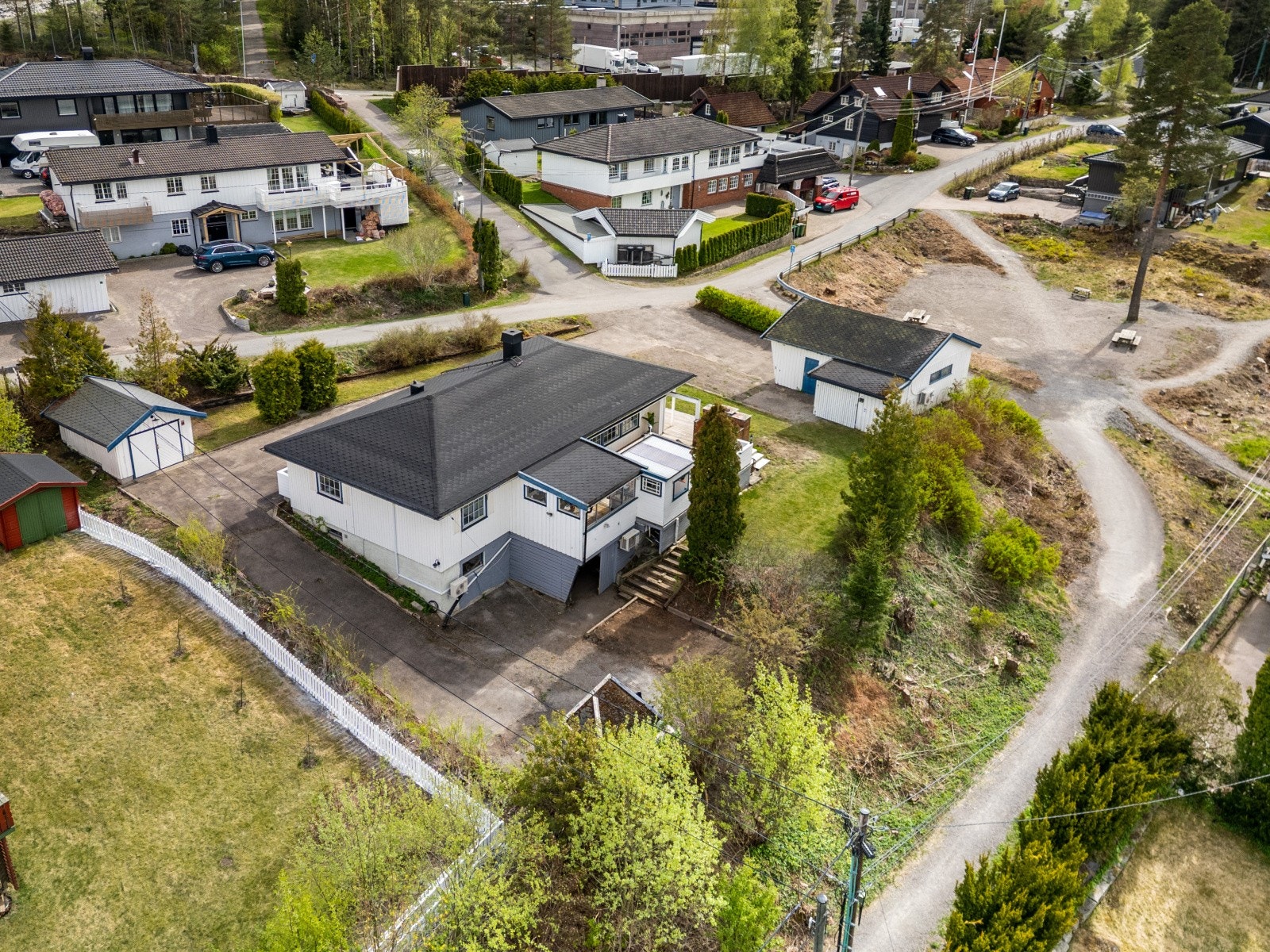 Eiendommen ligger i et etablert og rolig boligområde. Galleribilde