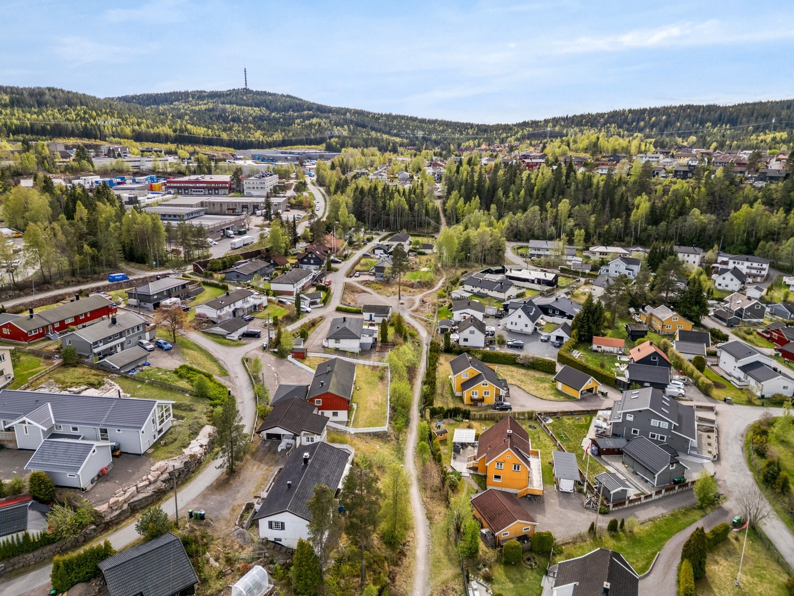 Dagligvarehandelen gjøres unna på Hagan, omtrent tolv minutters gange fra boligen. For et utvidet servicetilbud er Hagansenteret og Mosenteret i Nittedal sentrum en kort kjøretur unna. Galleribilde