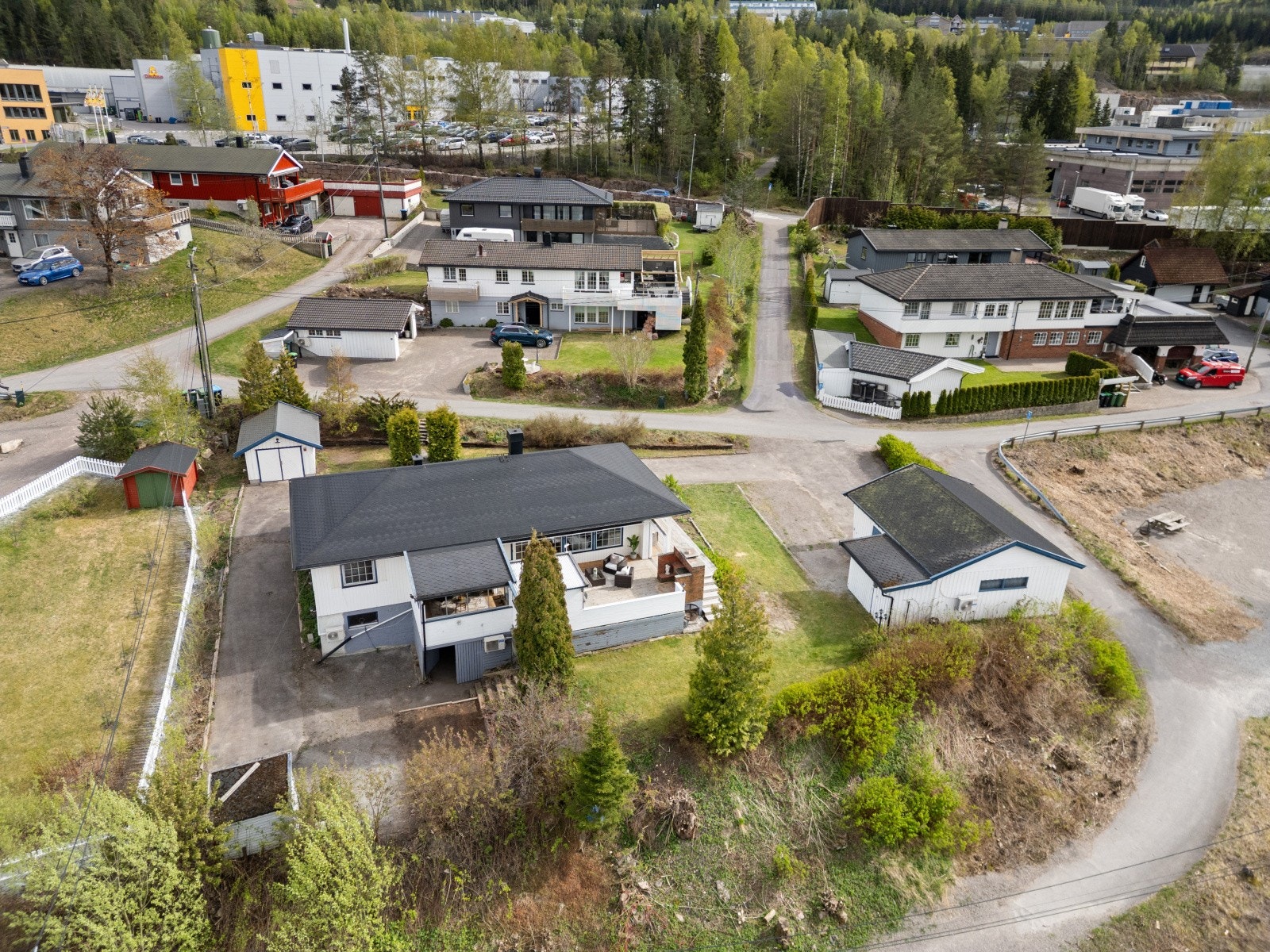 Tomten er opparbeidet med plen og diverse beplantning. Galleribilde