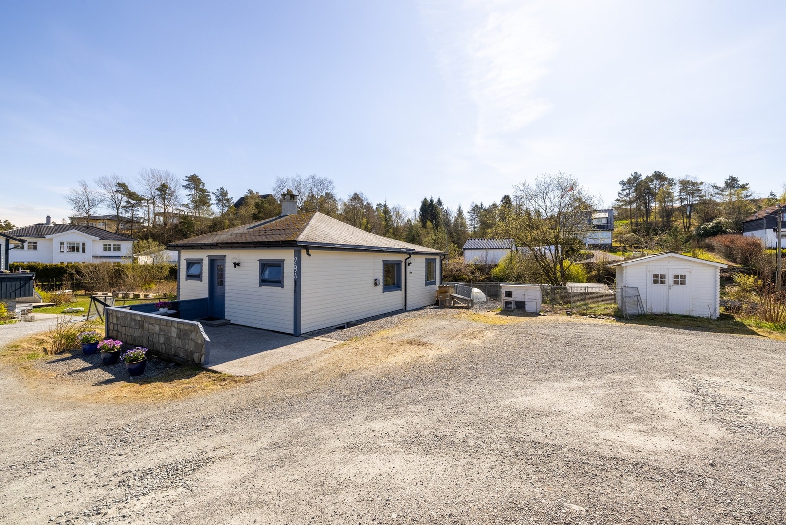 Det er godt med parkeringsplass på eiendommen. Galleribilde