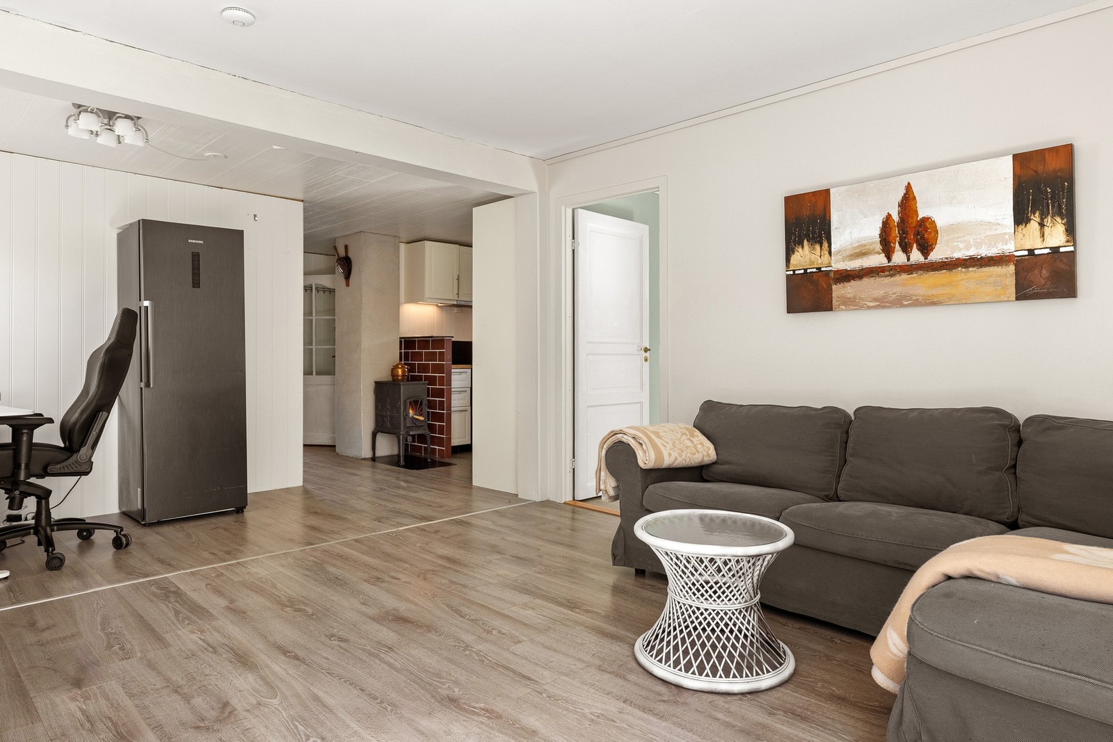 Her er det god plass til å møblere i forskjellige soner, slik at man har god plass til den favoriserte sofakroken og spisebord. Galleribilde