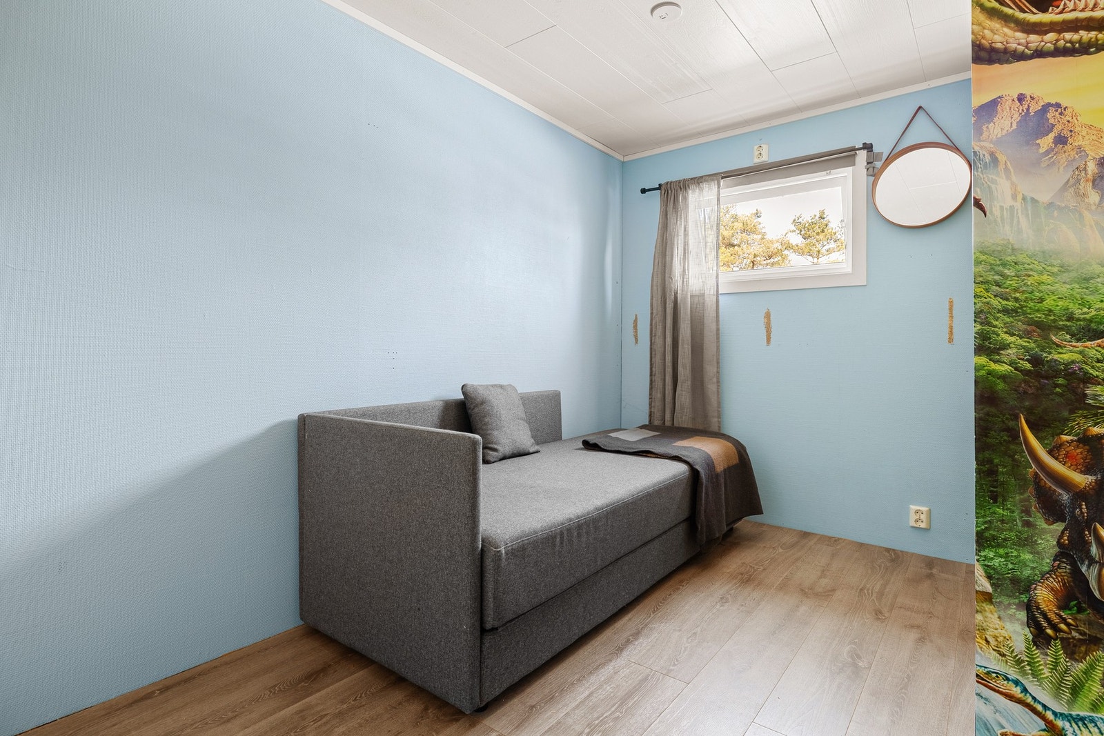 Begge har god plass til en stor seng med nattbord på hver side, samt oppbevaringsplass i en praktisk garderobe. Galleribilde
