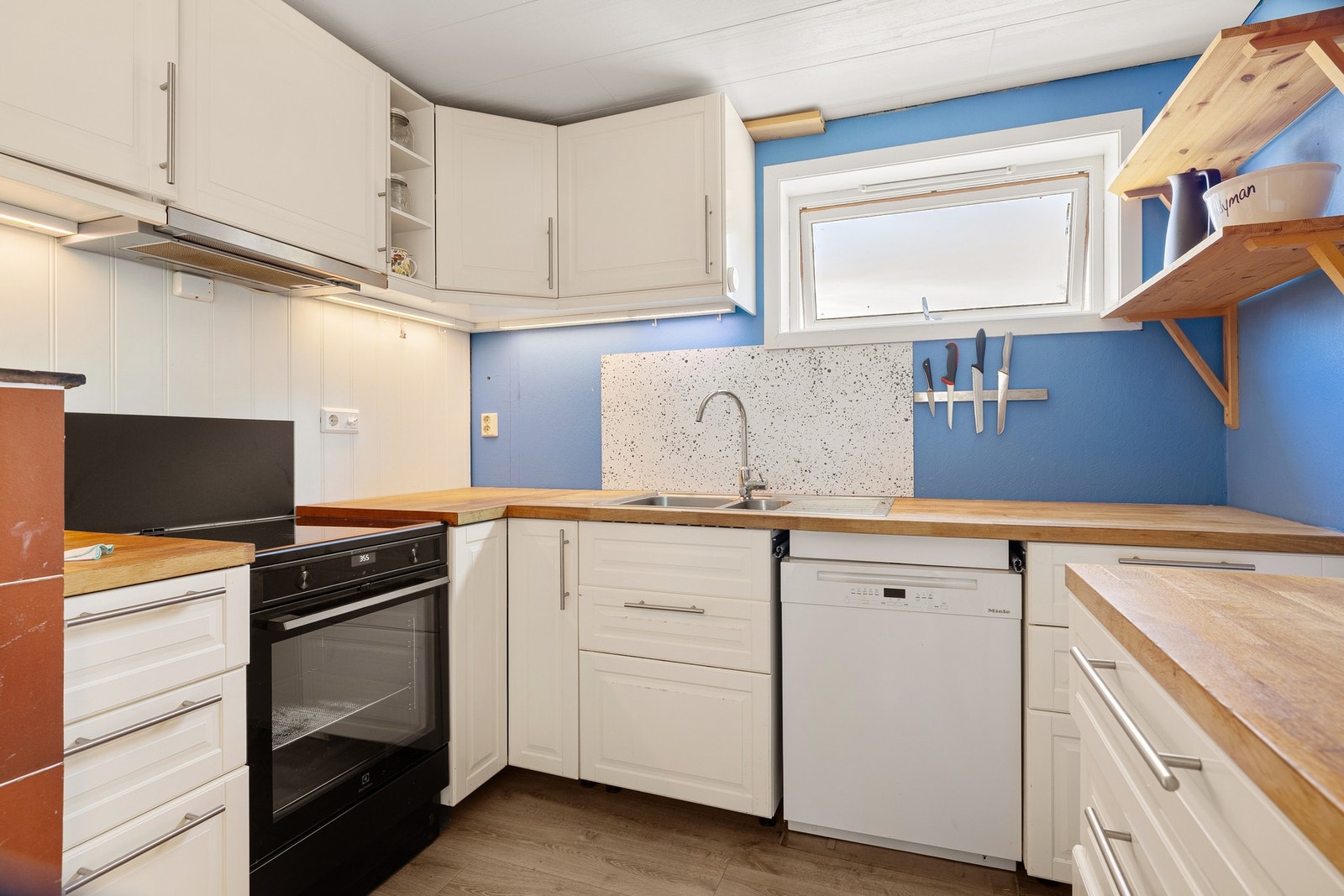 Det er utstyrt med følgende hvitevarer: Stekeovn, oppvaskmaskin, ventilator og kjøleskap. Galleribilde