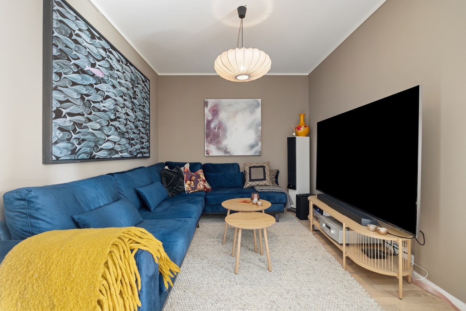 Her er det god plass til en stor sofagruppe. Galleribilde