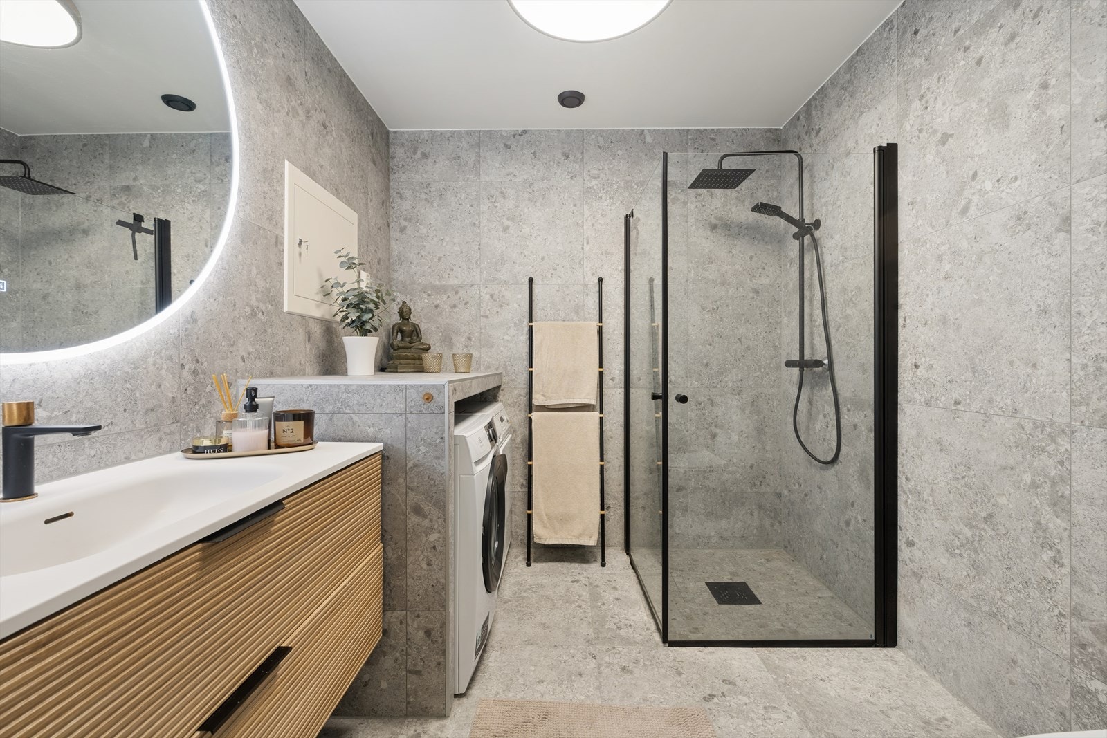 Badet ble oppgradert i 2024 med flis på flis, og ny baderomsinnredning. Her er det også gulvvarme. Galleribilde