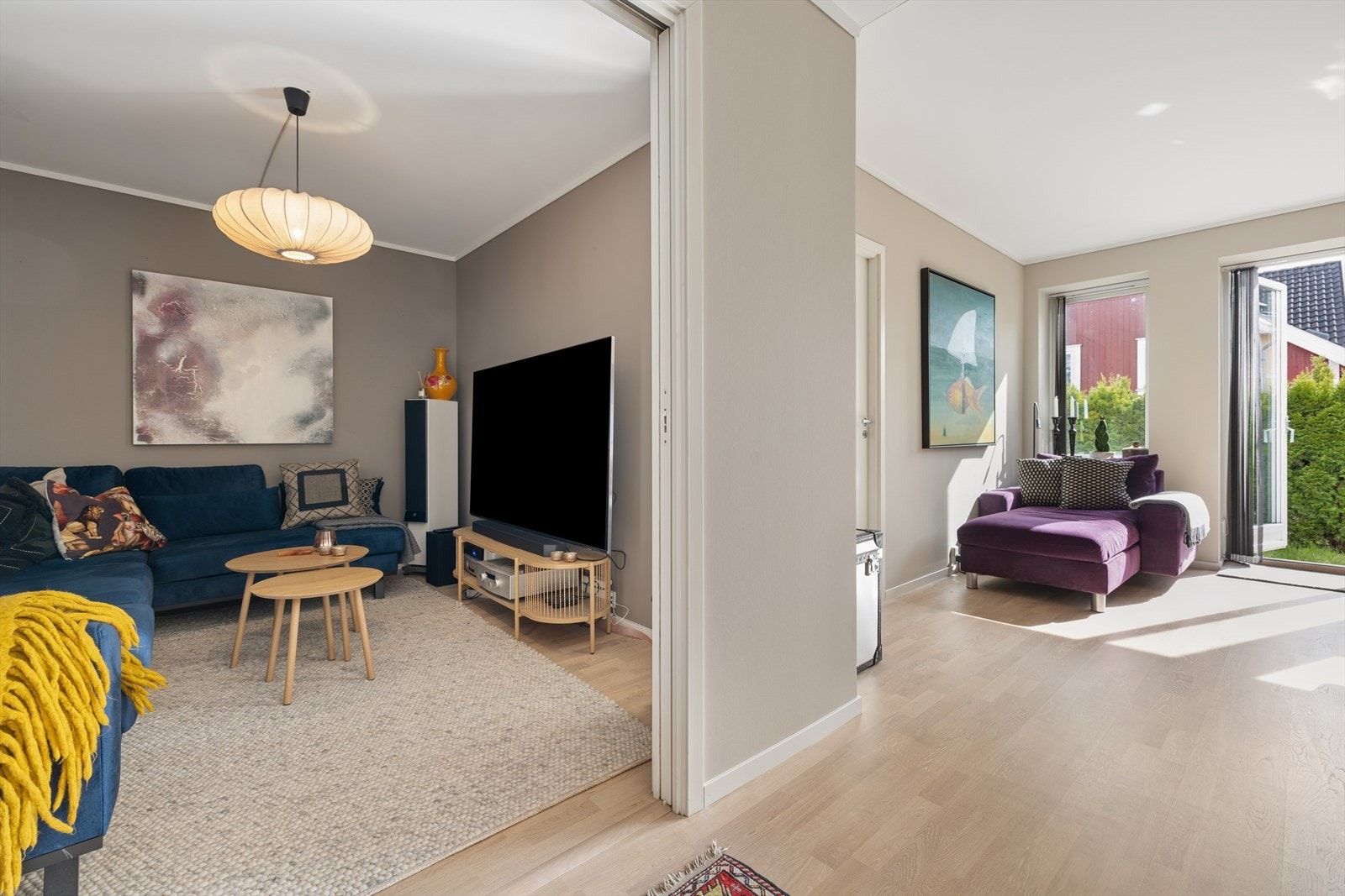 Boden i leiligheten er innredet som en tv-stue. Galleribilde