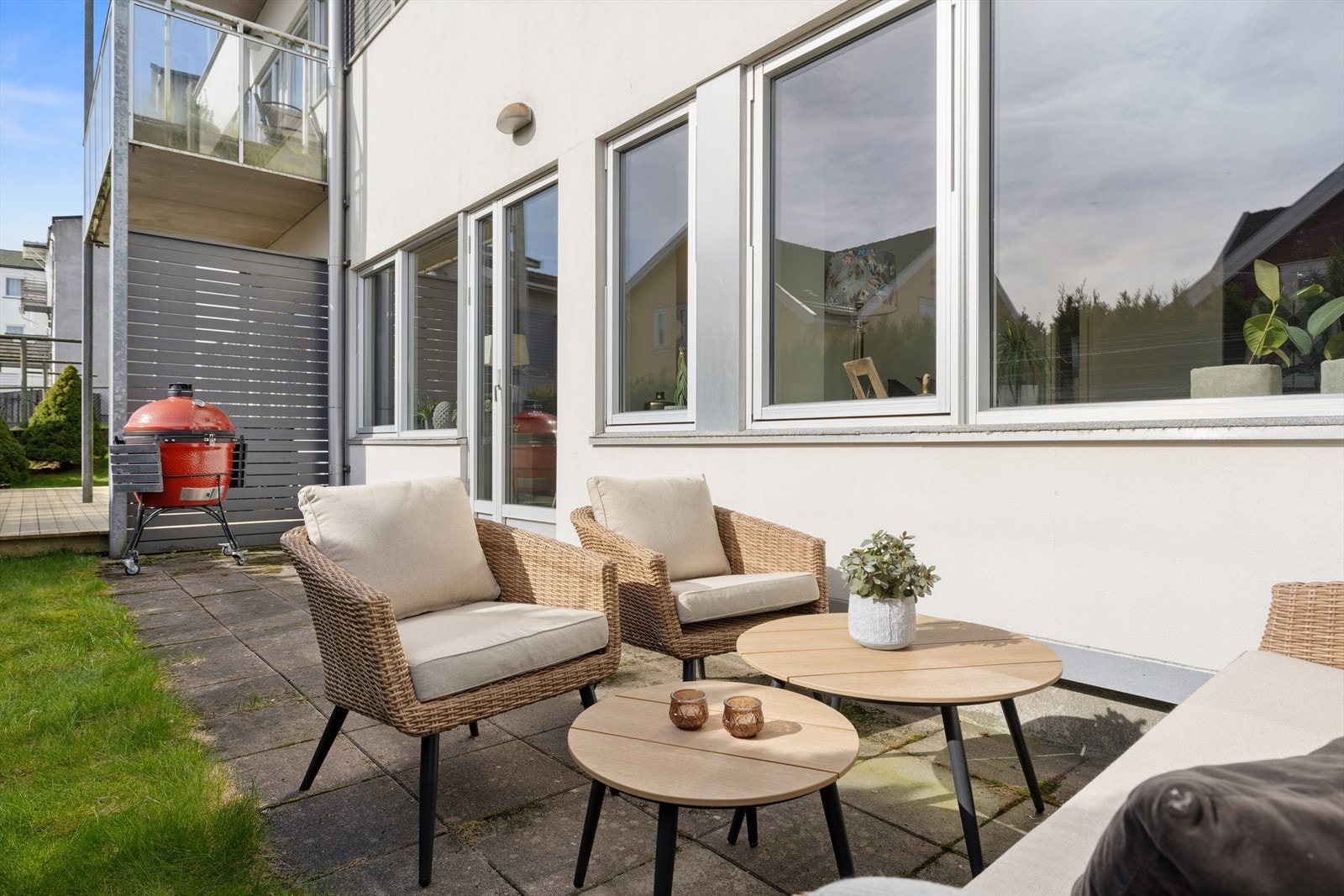 Her er det god plass til en hyggelig sittegruppe ute. Galleribilde
