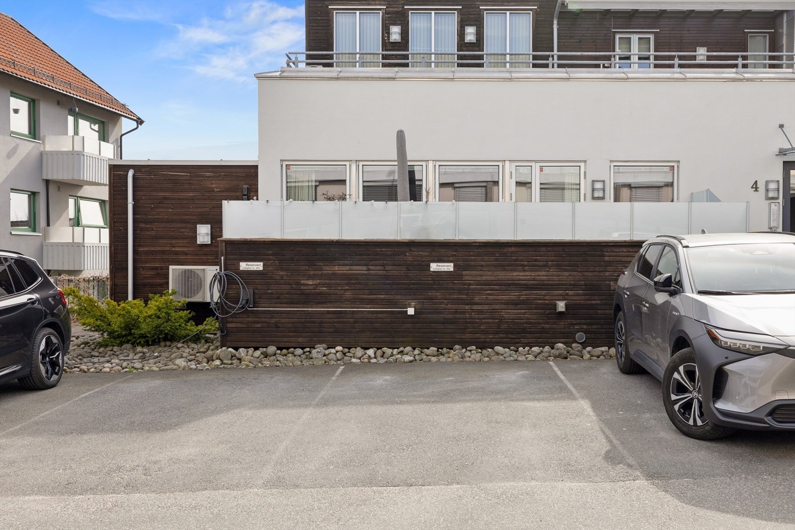 Det medfølger en egen parkeringsplass, og det er muligheter for å sette opp en elbillader. Galleribilde