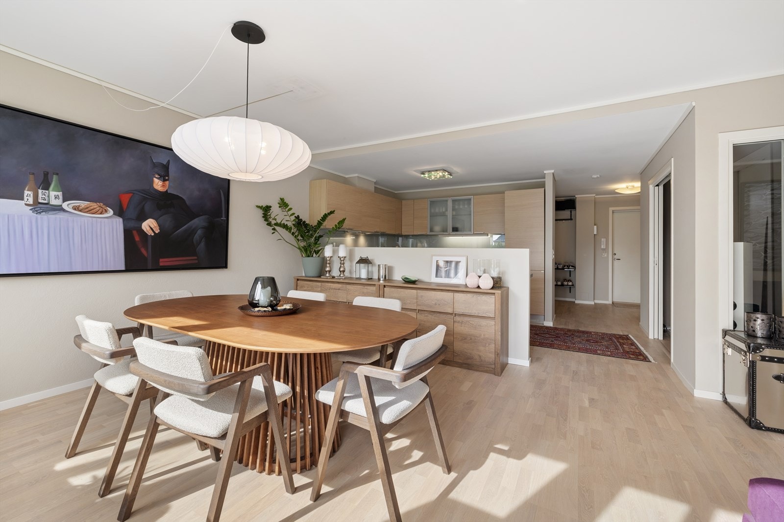 Det er god plass til en stor spisegruppe. Galleribilde