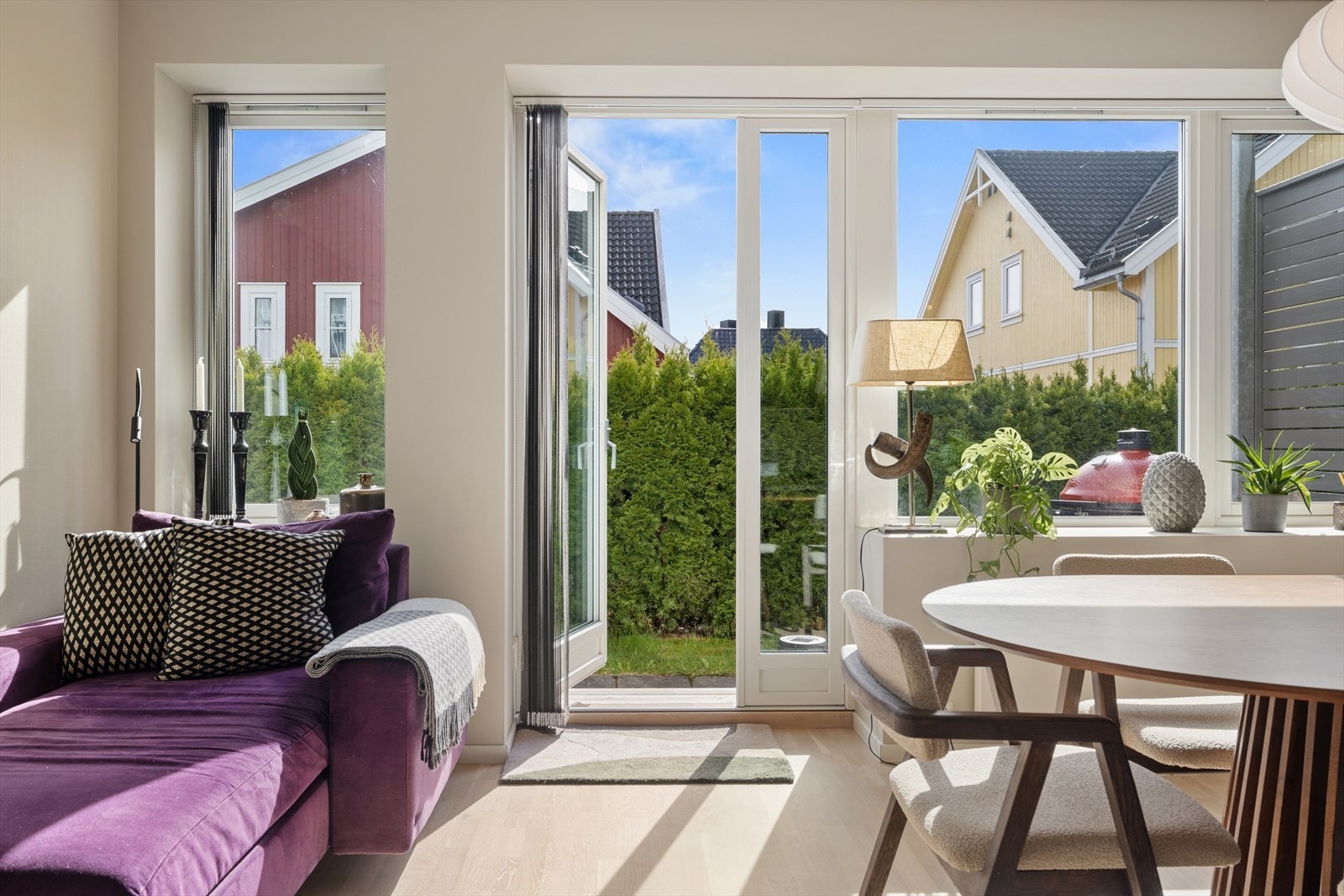 Boligen har stor vindusflater som slipper inn rikelig med naturlig lys. Galleribilde