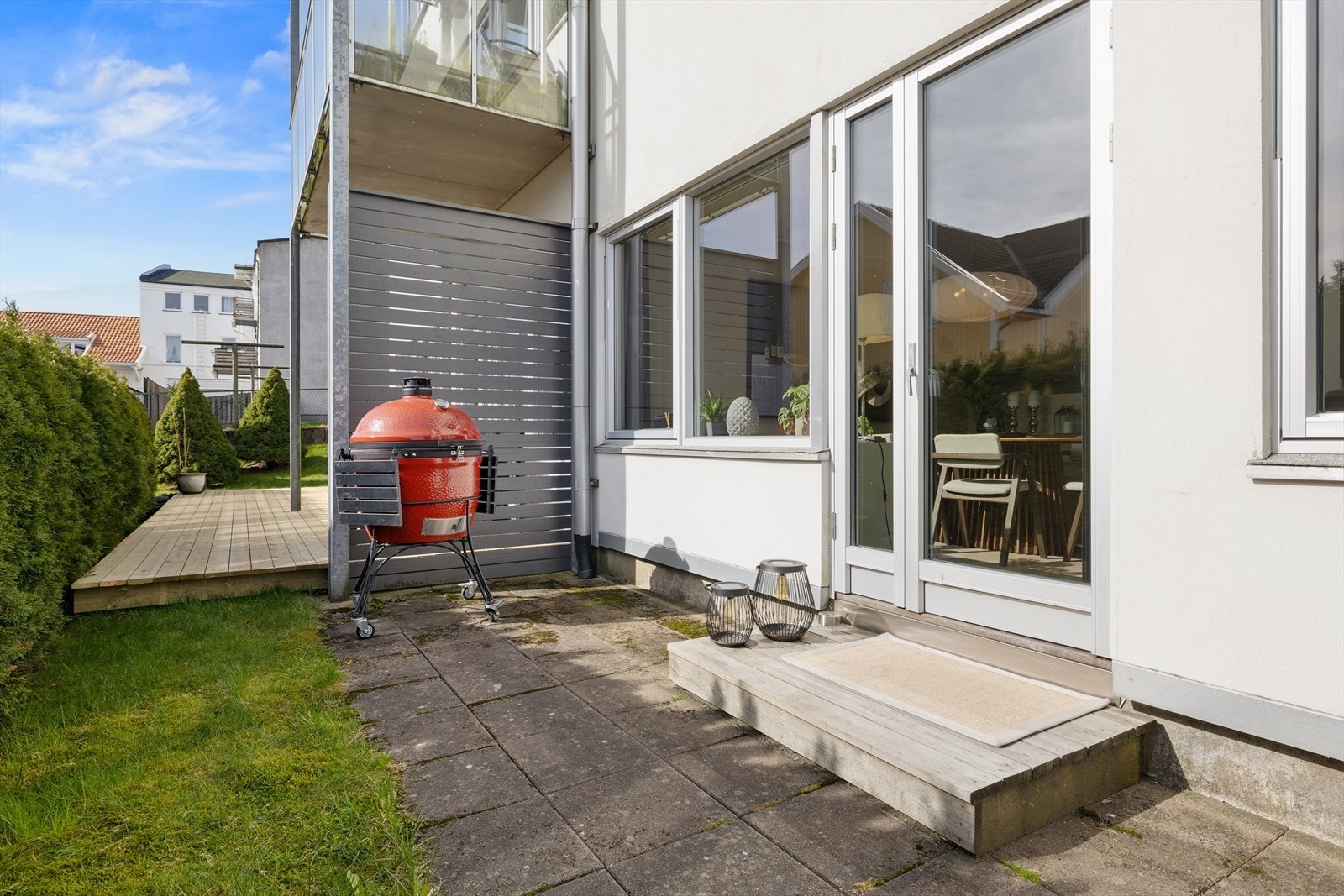Det er utgang til en hellelagt uteplass. Om ønskelig, kan det også anlegges en terrasse. Galleribilde