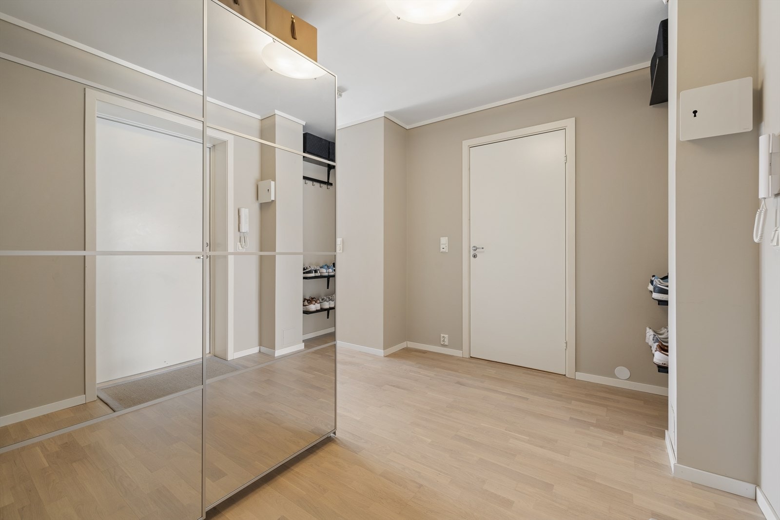 Det er god plass til å henge fra seg yttertøy, og godt med lagring i garderobeskapet. Galleribilde