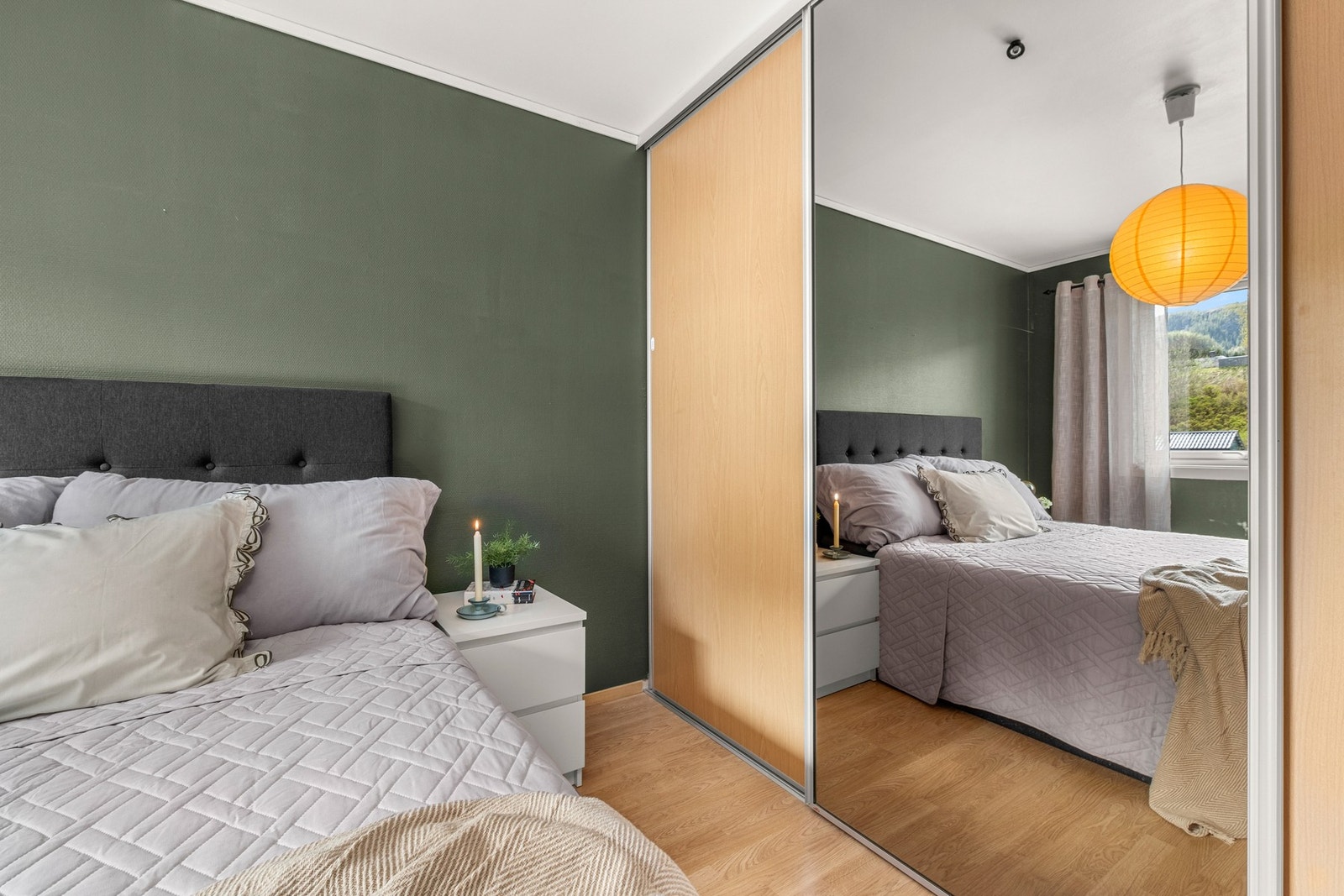Rommet er innredet med en stor skyvedørsgarderobe med rikelig oppbevaringsplass. Galleribilde