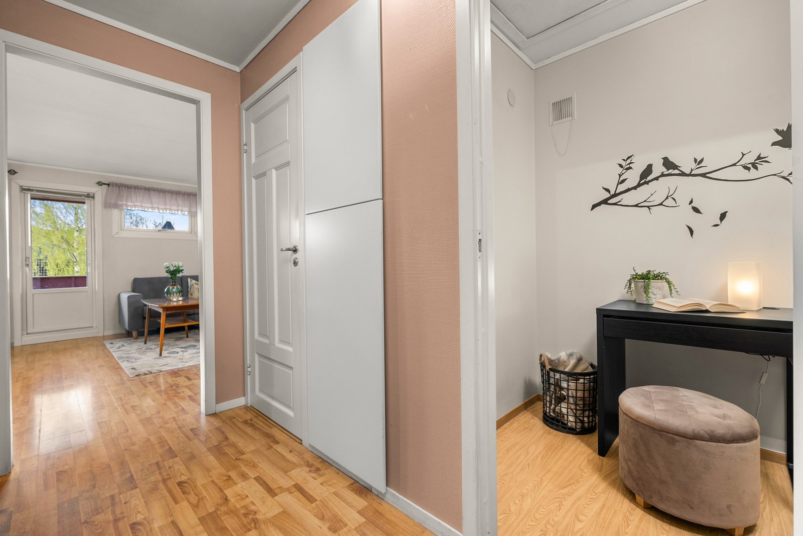 Inne i leiligheten er det to praktiske boder for ekstra oppbevaringsplass. Galleribilde