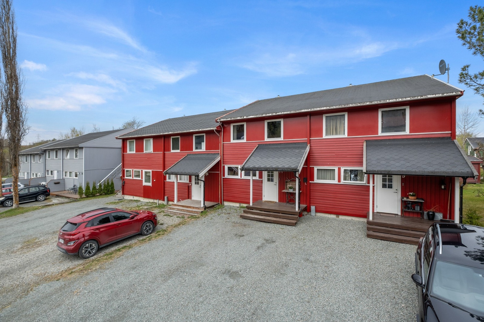 Hver boenhet disponerer en parkeringsplass. Det er montert el-bil lader på p-plassen til denne leiligheten. Galleribilde