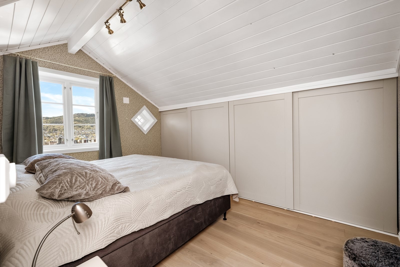 Vinduet slippper inn mye naturlig lys. Galleribilde