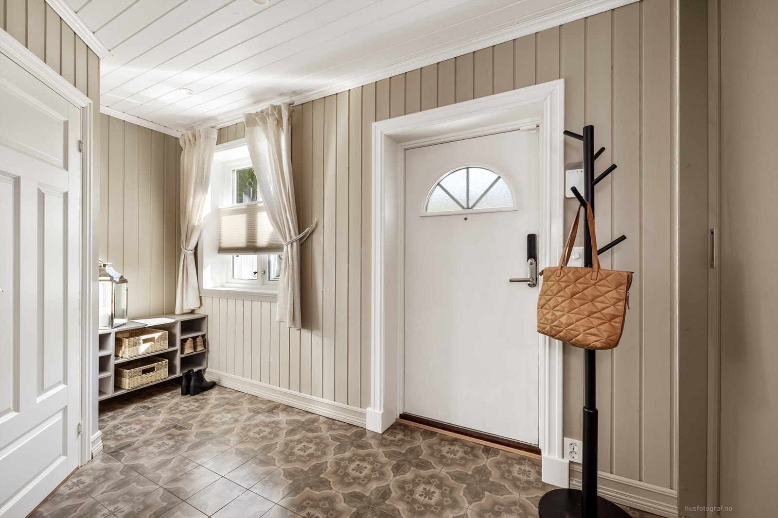 Velkommen inn. Hovedinngangen har en malt ytterdør fra 2005 og god plass til sko og yttertøy. Galleribilde