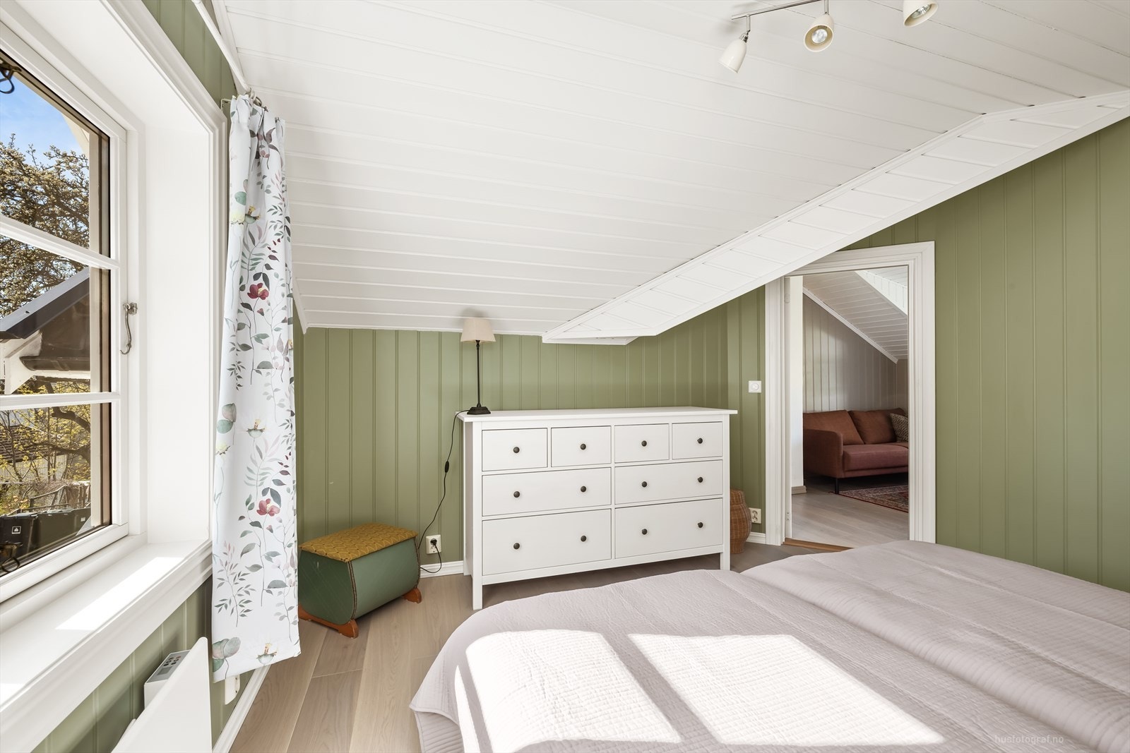 Soverom med god plass til seng og oppbevaringsmøbler. Galleribilde