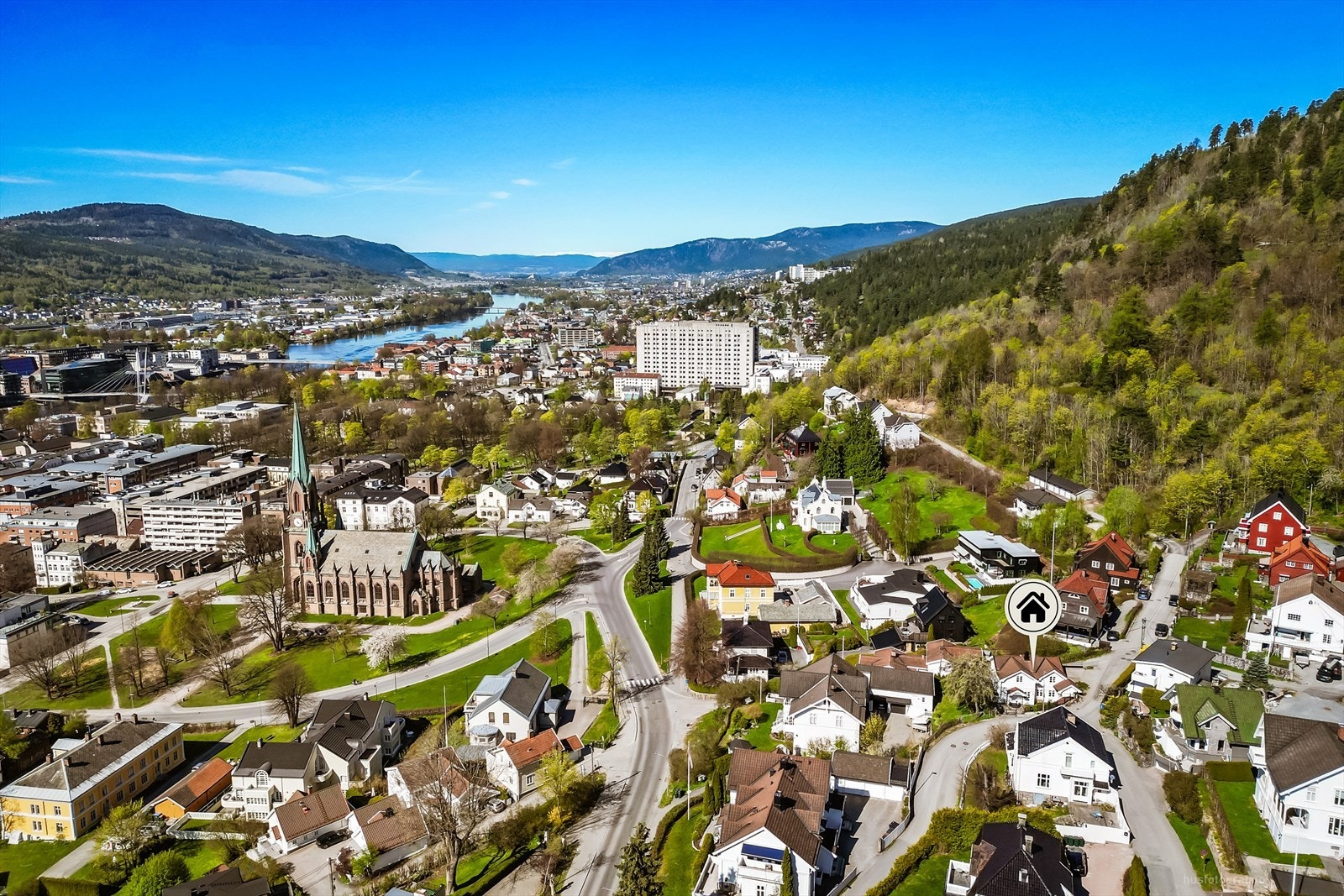 Beliggenhet midt i Drammen sentrum, med kort vei til alt av byens fasiliteter. Galleribilde
