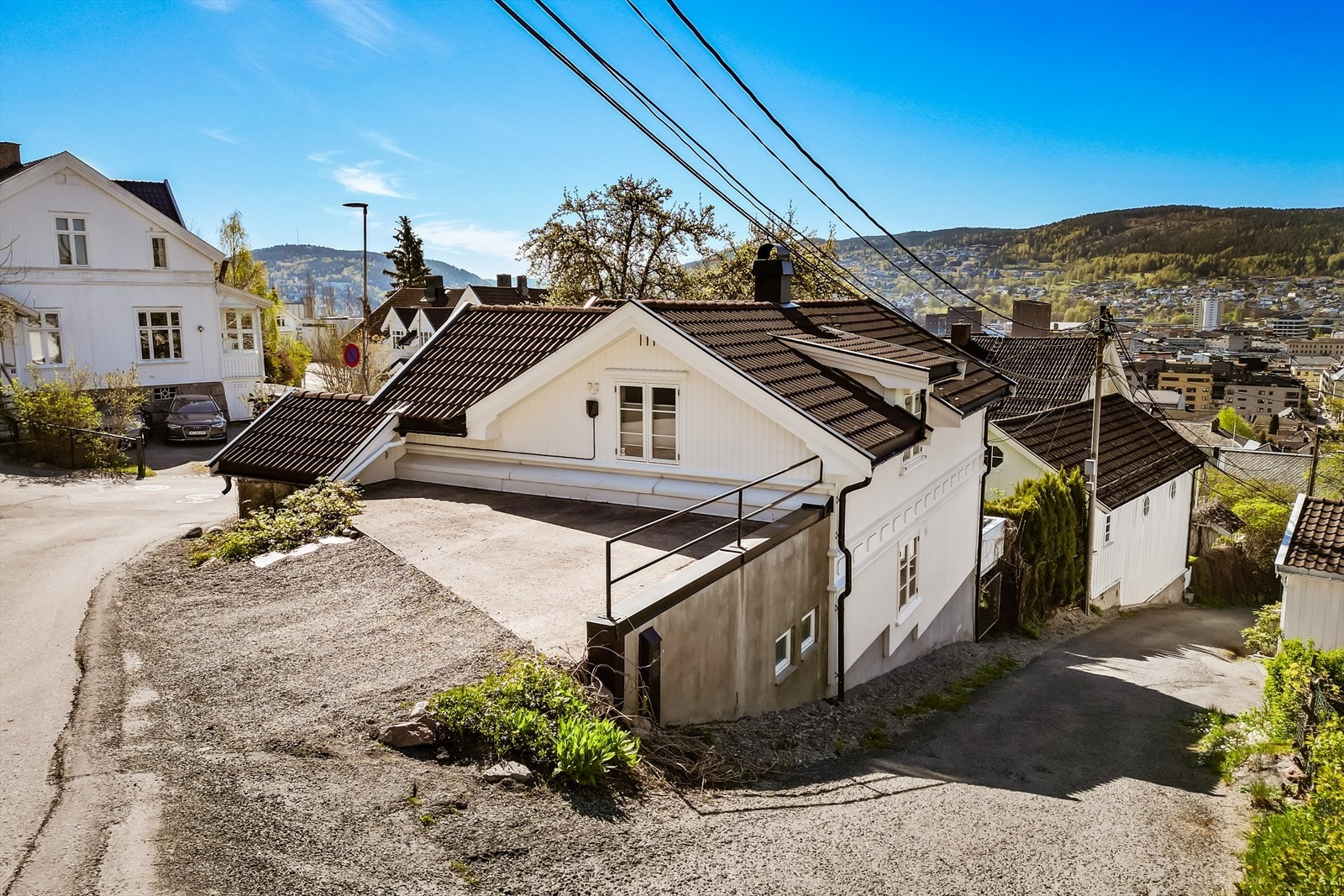 Eneboligen ble vesentlig ombygget i 2005 og kombinerer historisk sjel med moderne løsninger, inkludert to private biloppstillingsplasser. Galleribilde