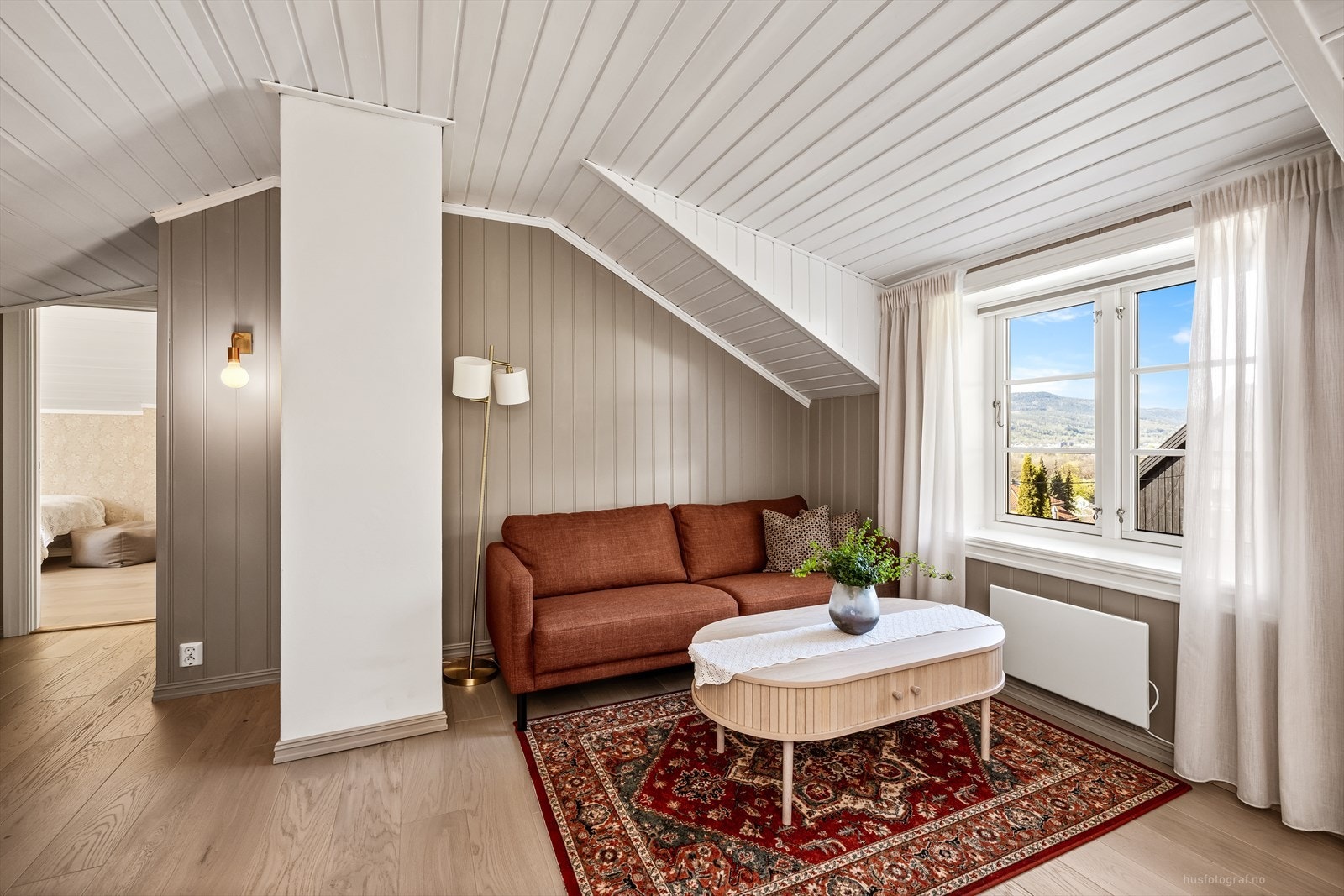Også i andre etasje er det gjennomgående parkett og panelkledde vegger. Galleribilde