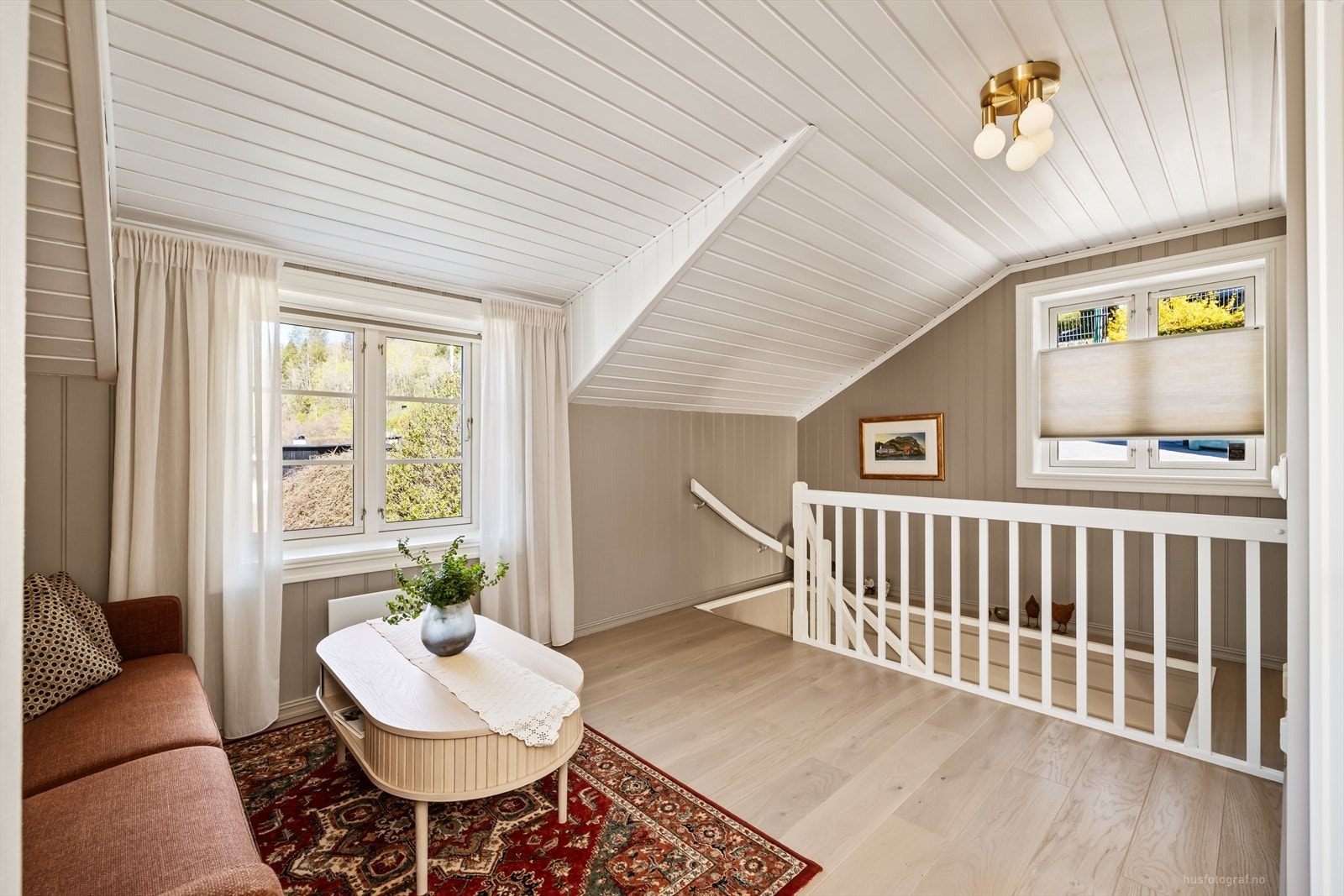 Loftstuen i andre etasje gir en ekstra, tilbaketrukket sone for familien. Galleribilde