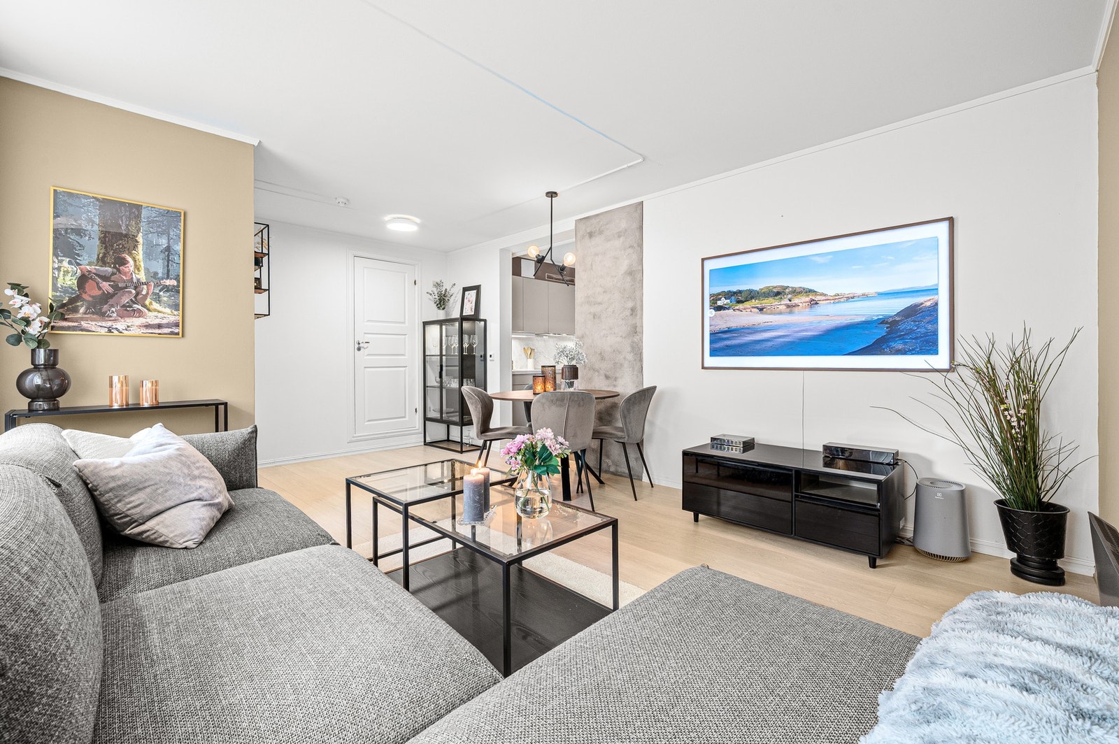 Flott leilighet som har god plass til både sofagruppe og spiseplass, og fremstår som lett å møblere. Galleribilde