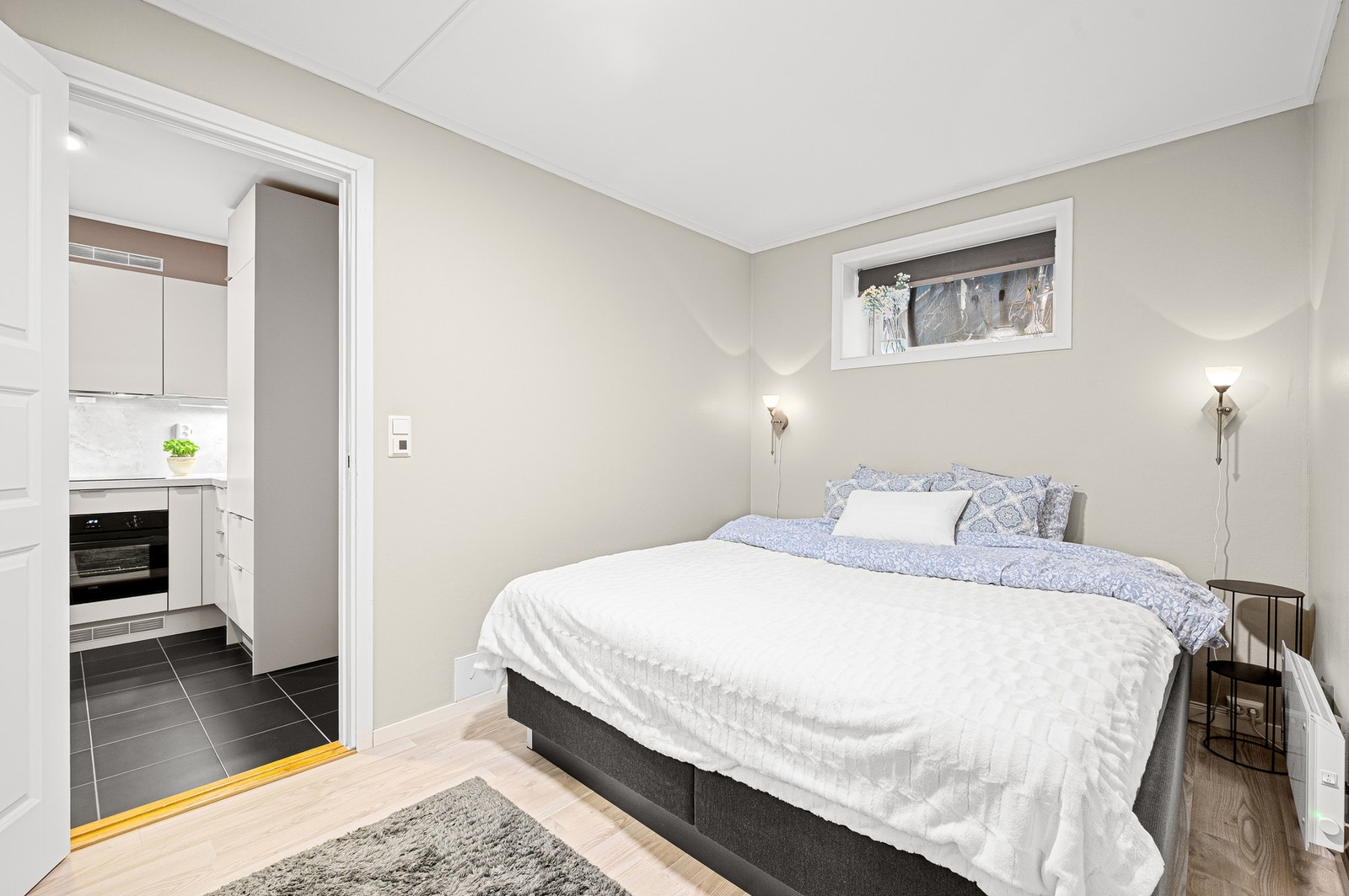 Lyst og romslig soverom med plass til stor seng. Galleribilde