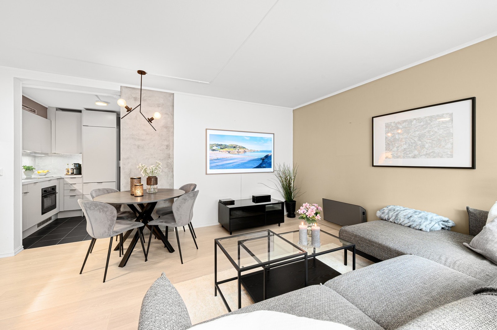Stue og spisestue fremstår som et åpent og sosialt oppholdsrom som er lett å innrede. Galleribilde