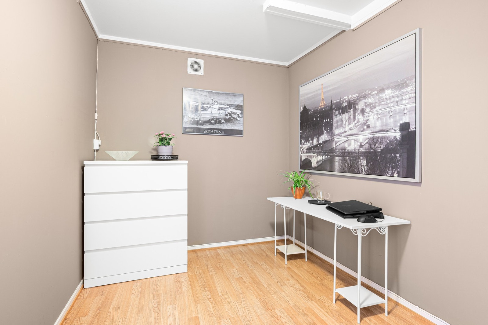 Praktisk kontor på 7,2 kvadratmeter. Galleribilde