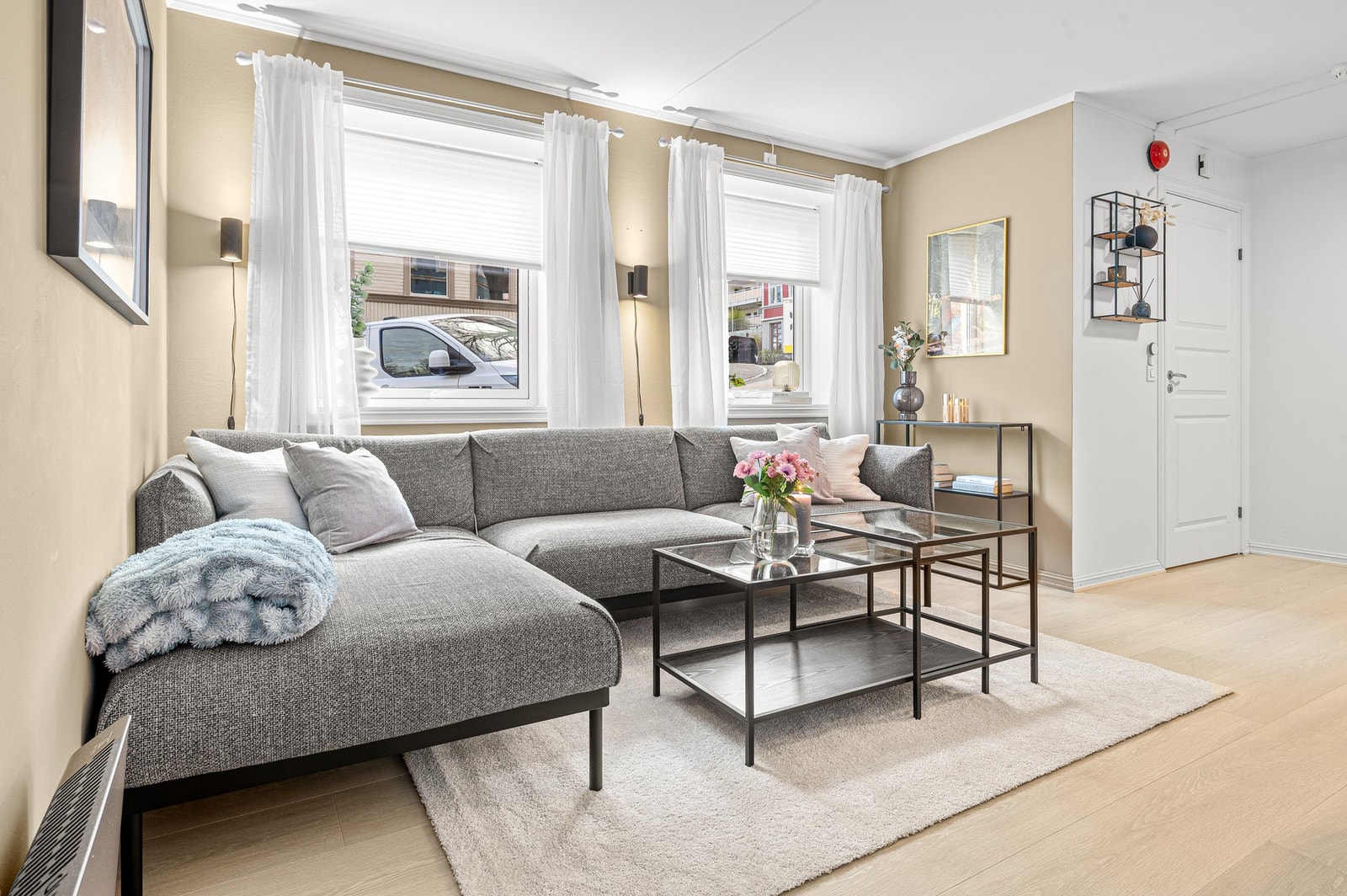 Lys stue med store vindusflater som gir rikelig med naturlig dagslys. Galleribilde